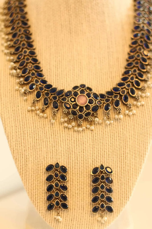 Elegant navy blue necklace with pearl details