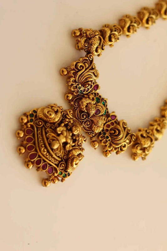 Long Bridal Temple Jewellery Haar with emerald,and ruby color stone details.