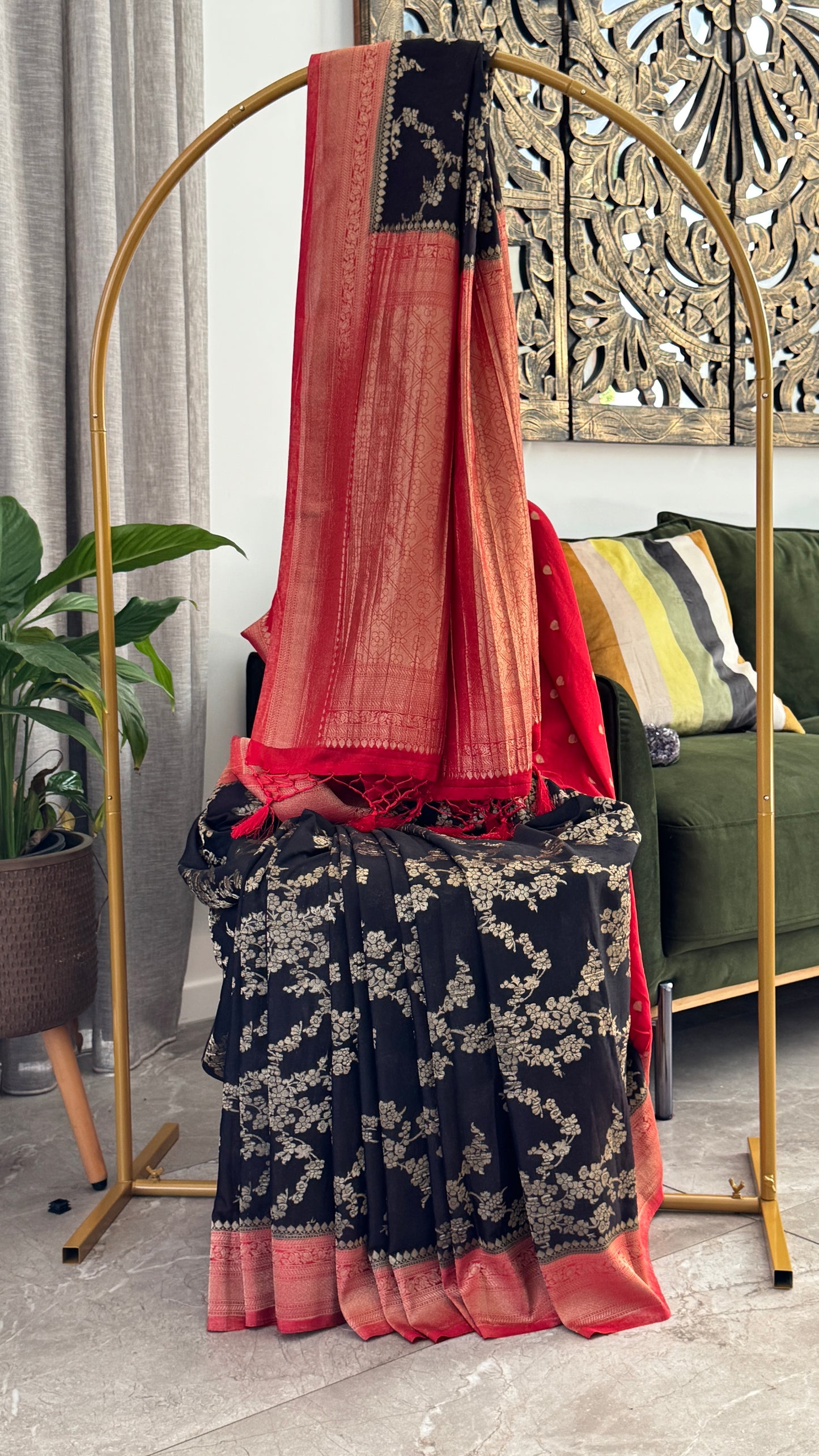 Georgette Silk Crushed Banarasi Saree – Black with Red Border