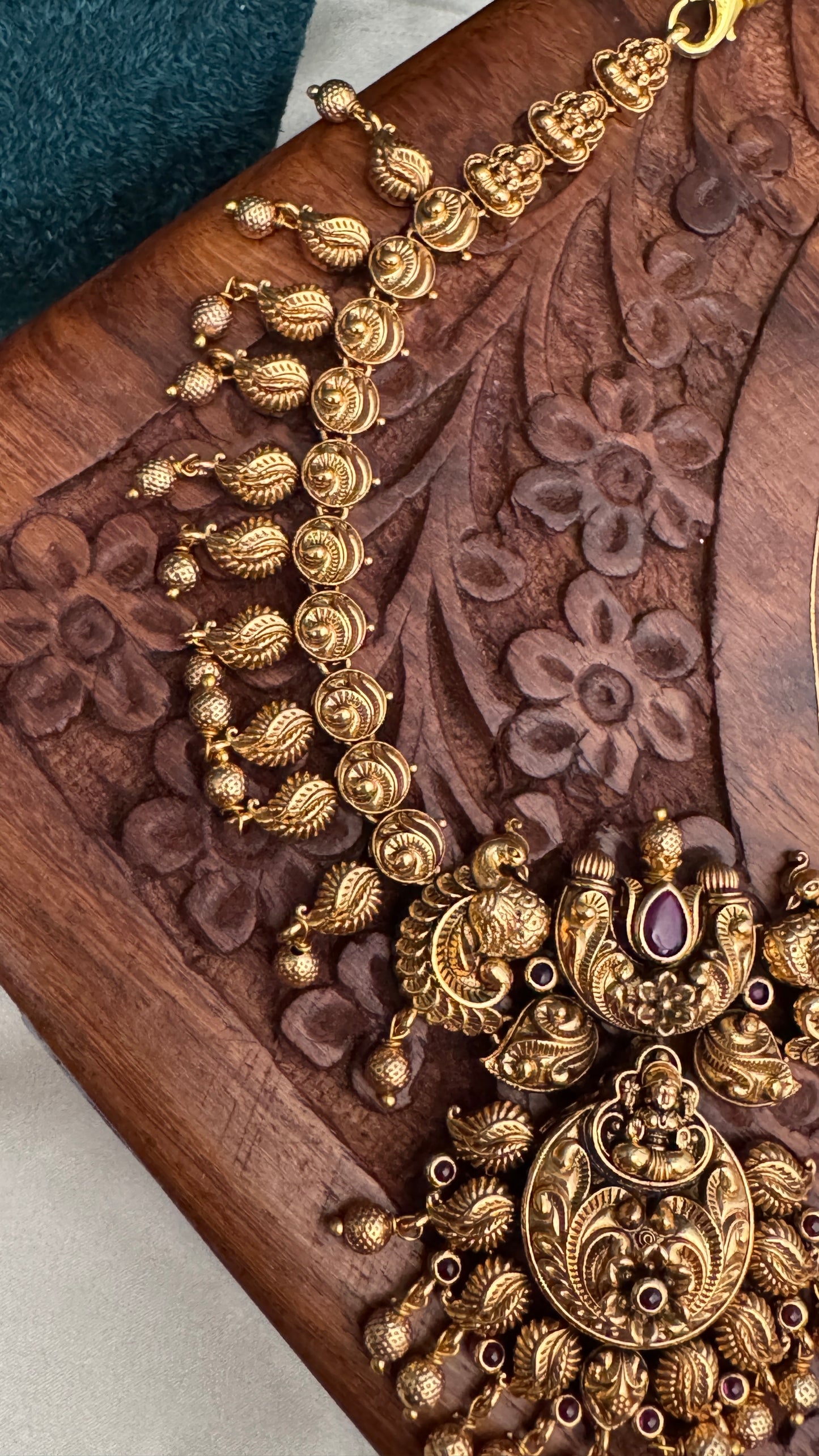 Temple Jewellery Set β Short length Lakshmi and Mango set with Earrings