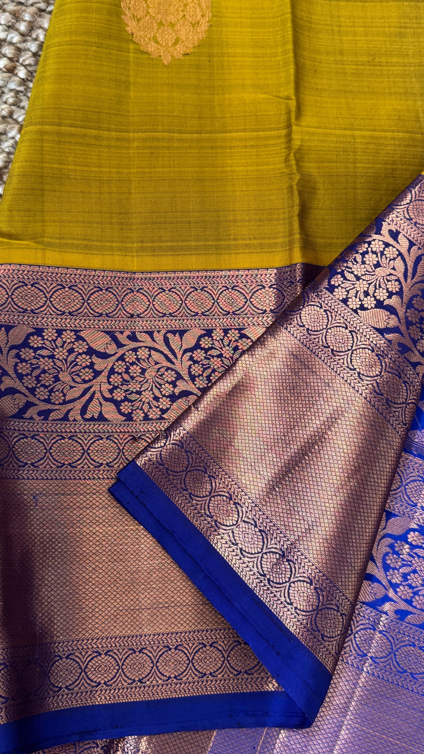 KANJIVARAM PURE SILK HANDLOOM SAREE in Olive Green and contrast Royal Blue Border and Pallu (Copy)