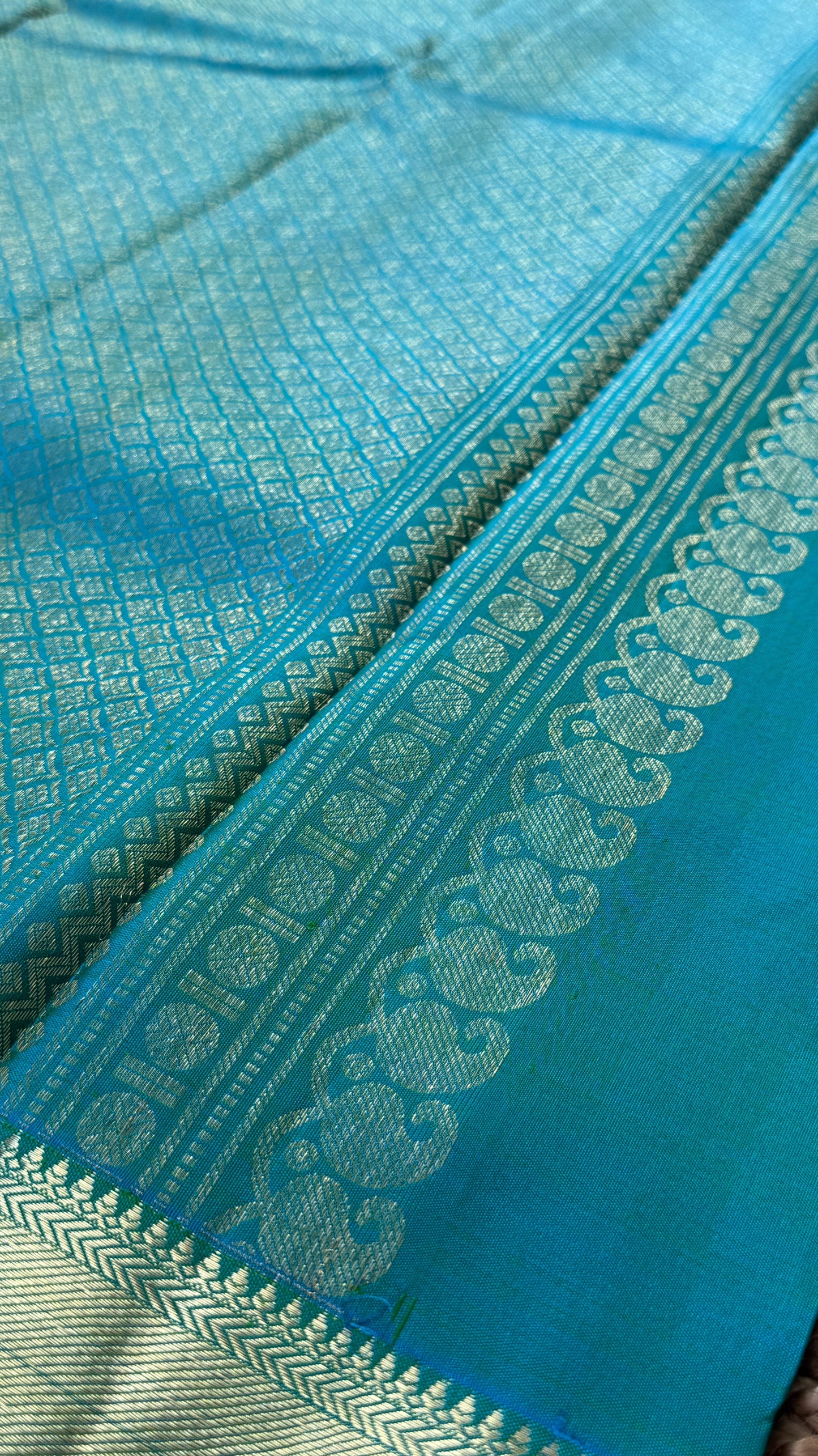 KANJIVARAM PURE SILK HANDLOOM SAREE in Green and contrast Rama Blue border