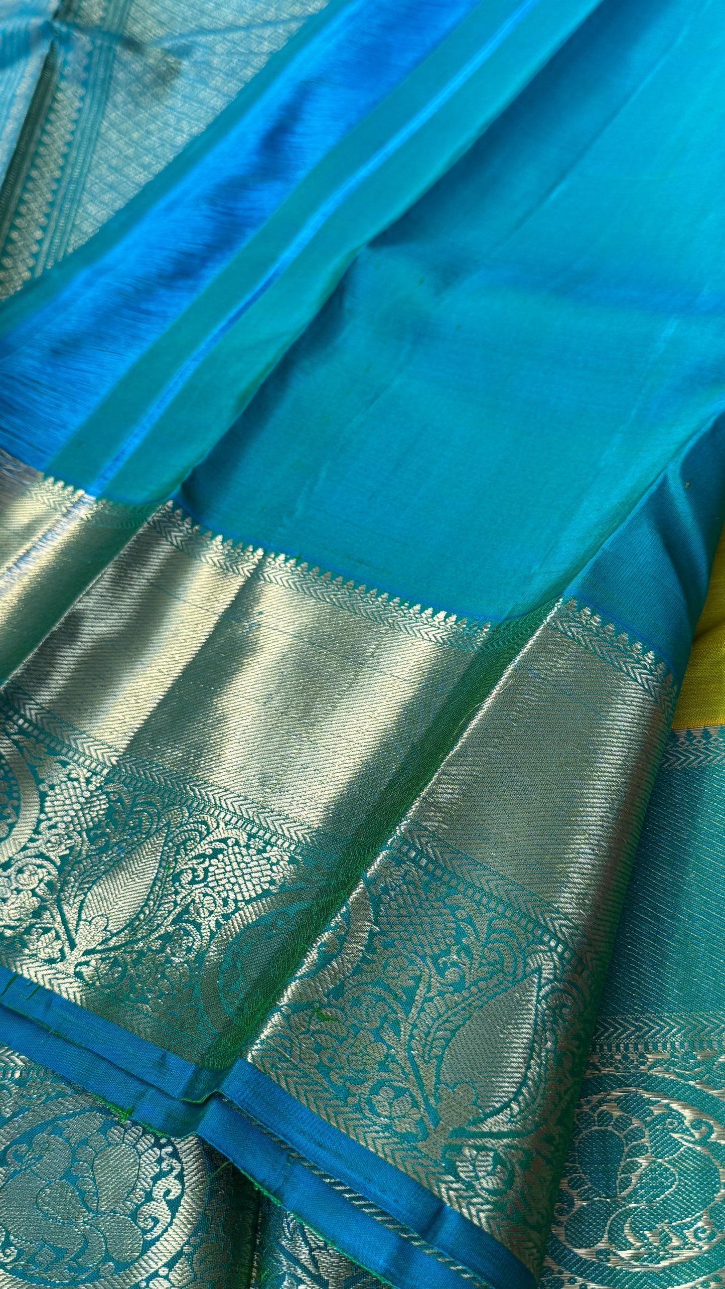 KANJIVARAM PURE SILK HANDLOOM SAREE in Green and contrast Rama Blue border