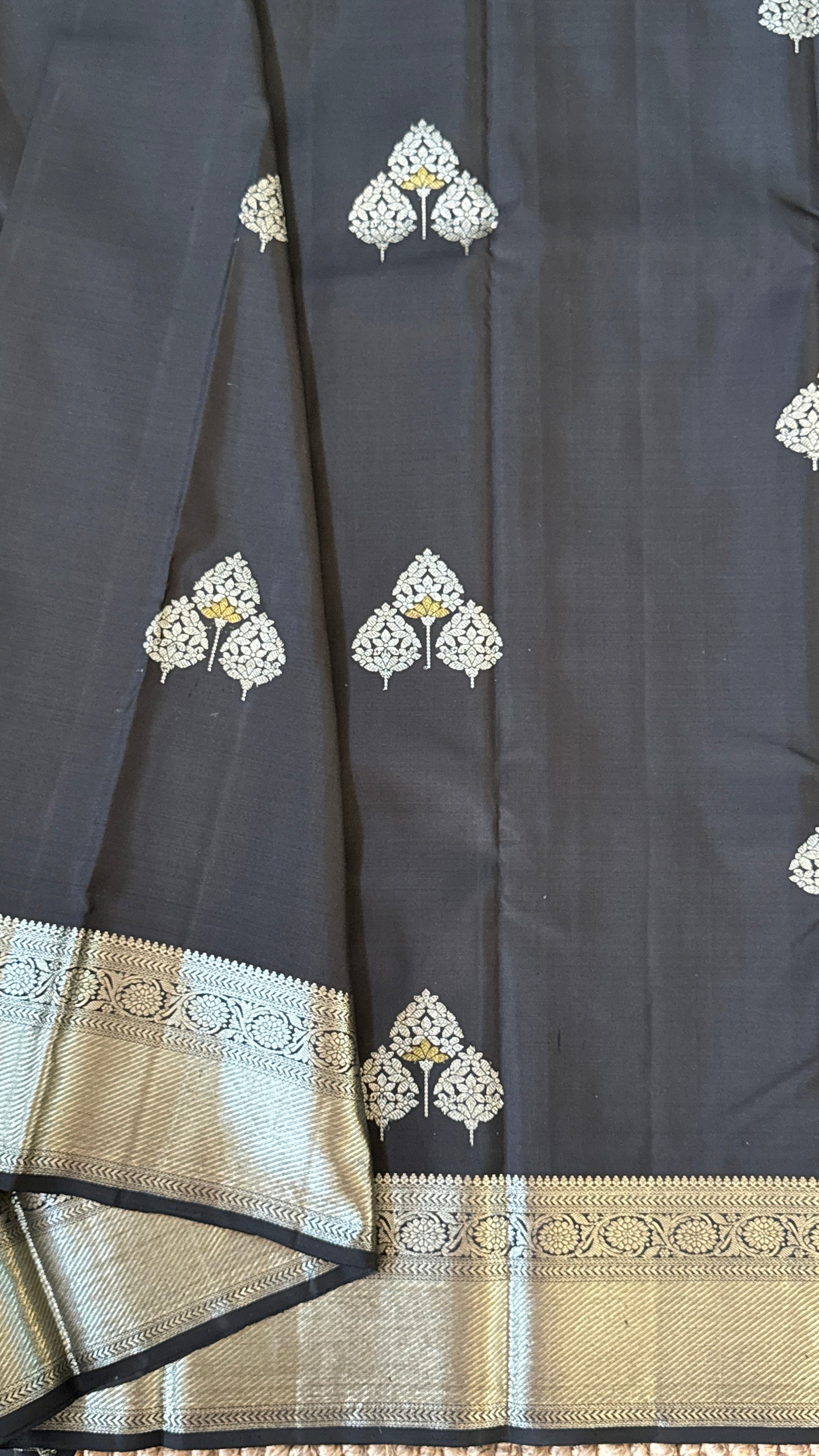 KANJIVARAM PURE SILK HANDLOOM SAREE in Black Beauty with Silver Zari Elegance