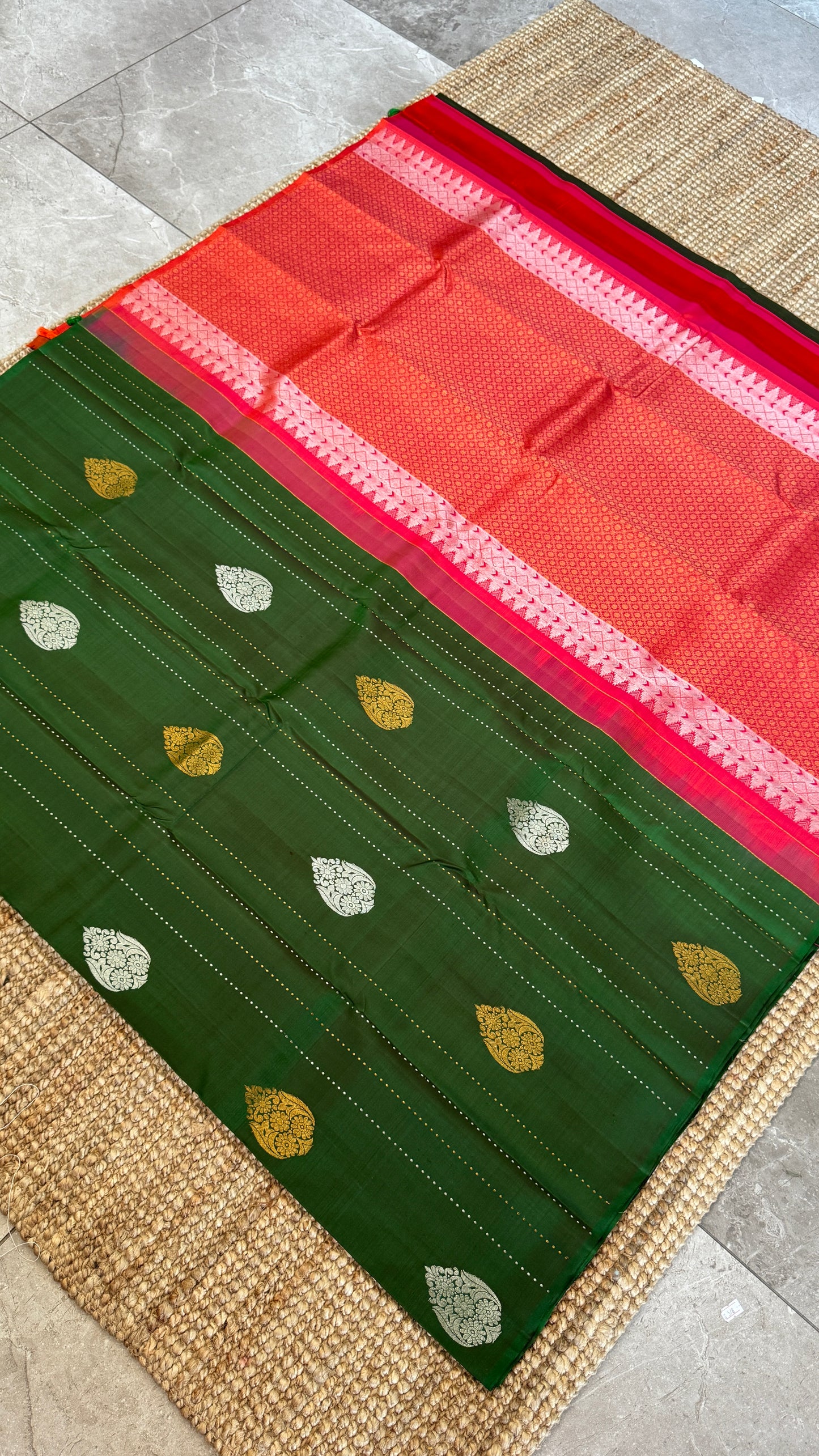 Kanchivaram Pure Silk Handloom Borderless Saree – Bottle Green with Dual-Tone Pallu