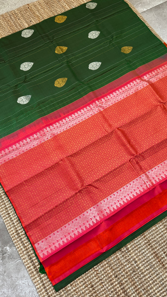 Kanchivaram Pure Silk Handloom Borderless Saree β Bottle Green with Dual-Tone Pallu