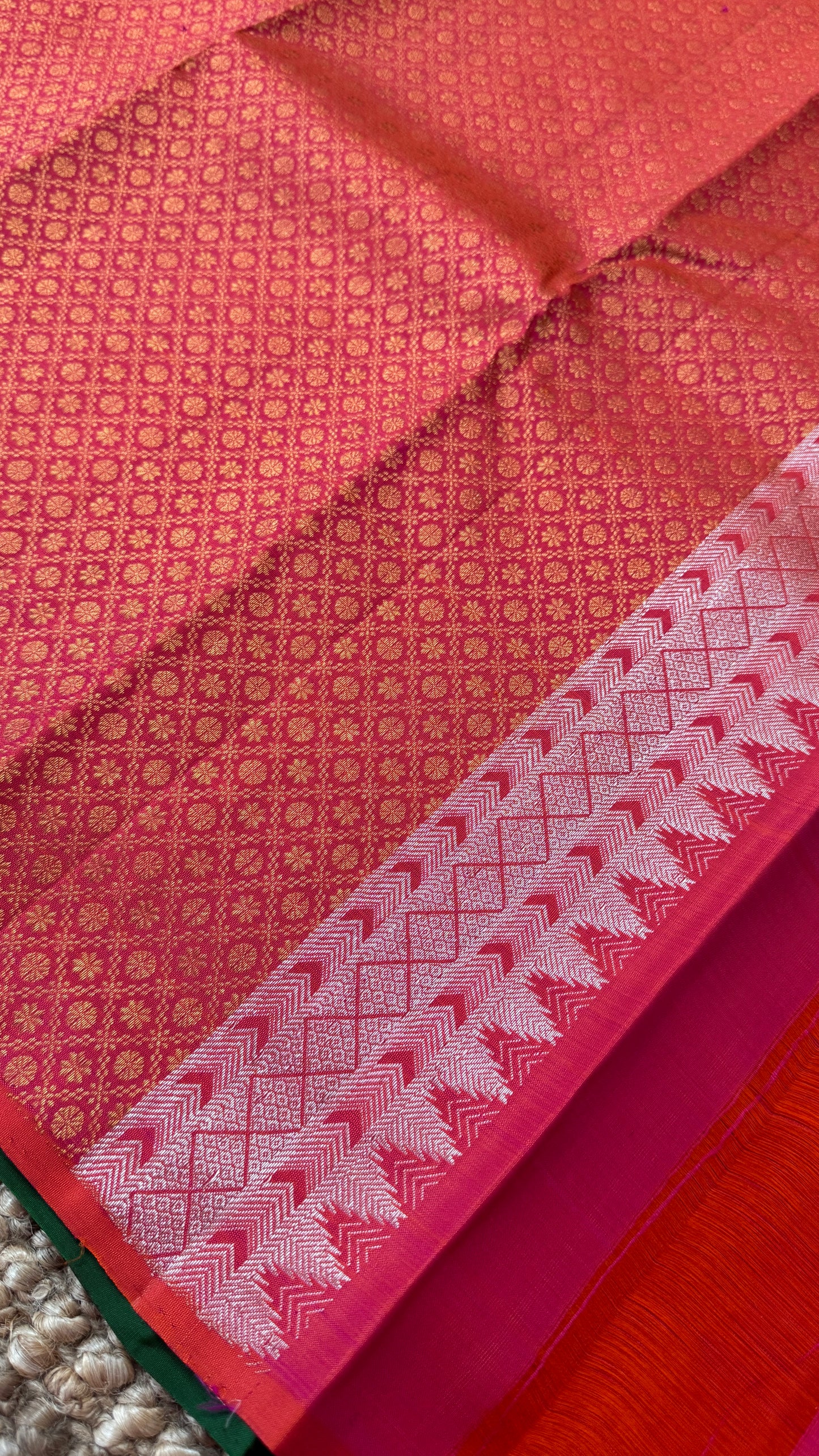 Kanchivaram Pure Silk Handloom Borderless Saree – Bottle Green with Dual-Tone Pallu