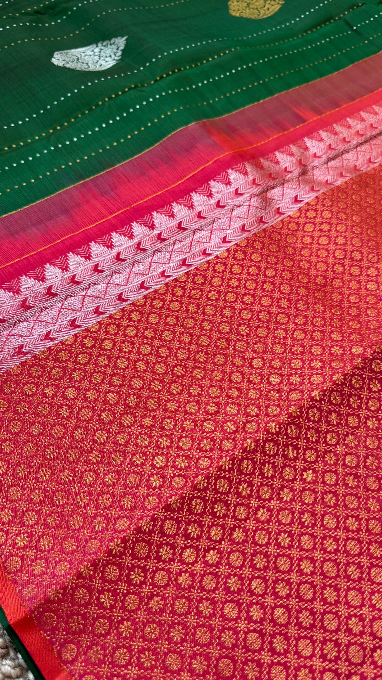 Kanchivaram Pure Silk Handloom Borderless Saree – Bottle Green with Dual-Tone Pallu