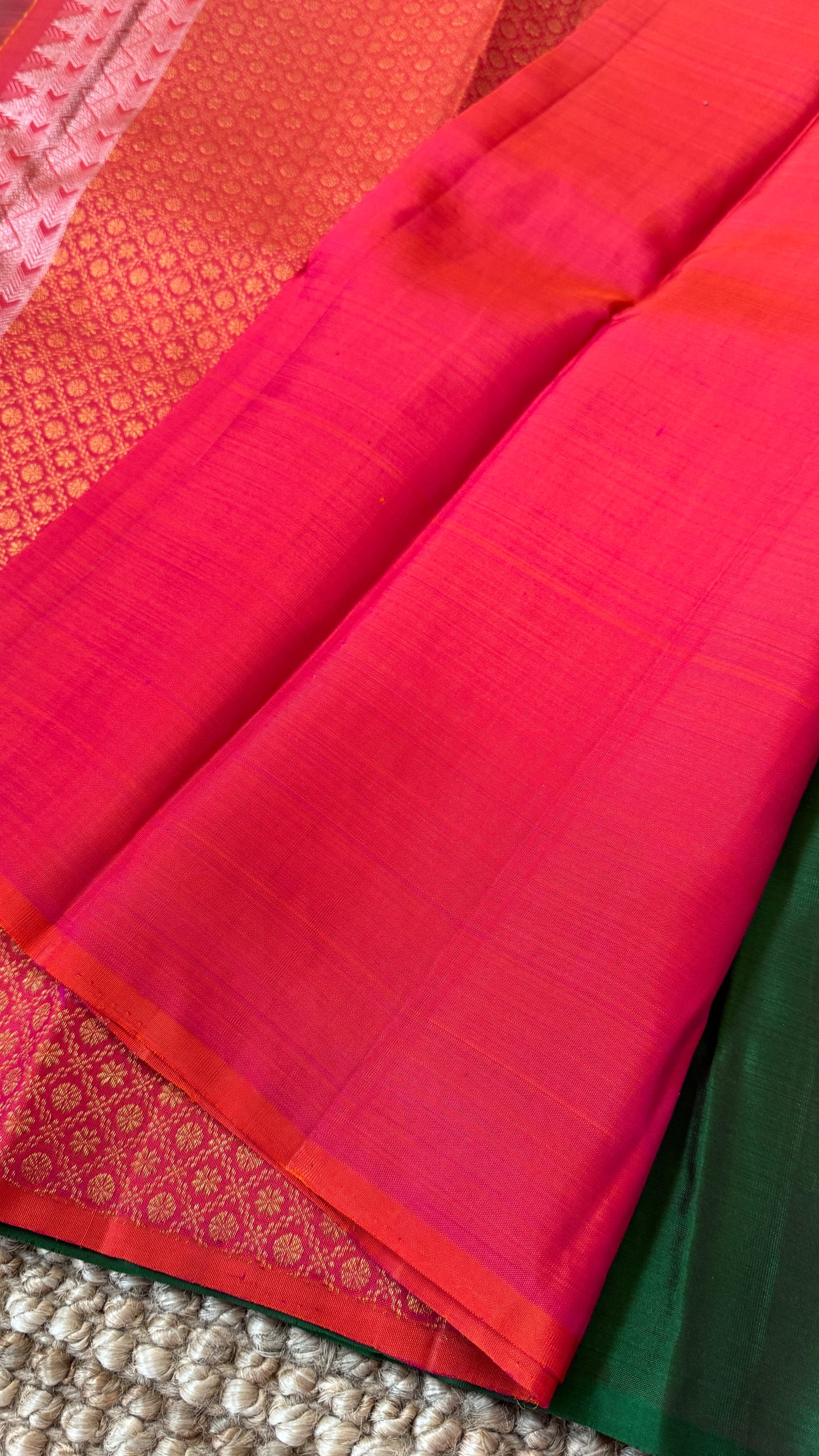 Kanchivaram Pure Silk Handloom Borderless Saree – Bottle Green with Dual-Tone Pallu
