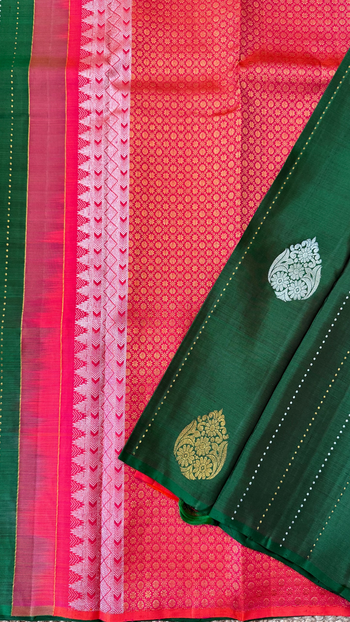 Kanchivaram Pure Silk Handloom Borderless Saree – Bottle Green with Dual-Tone Pallu