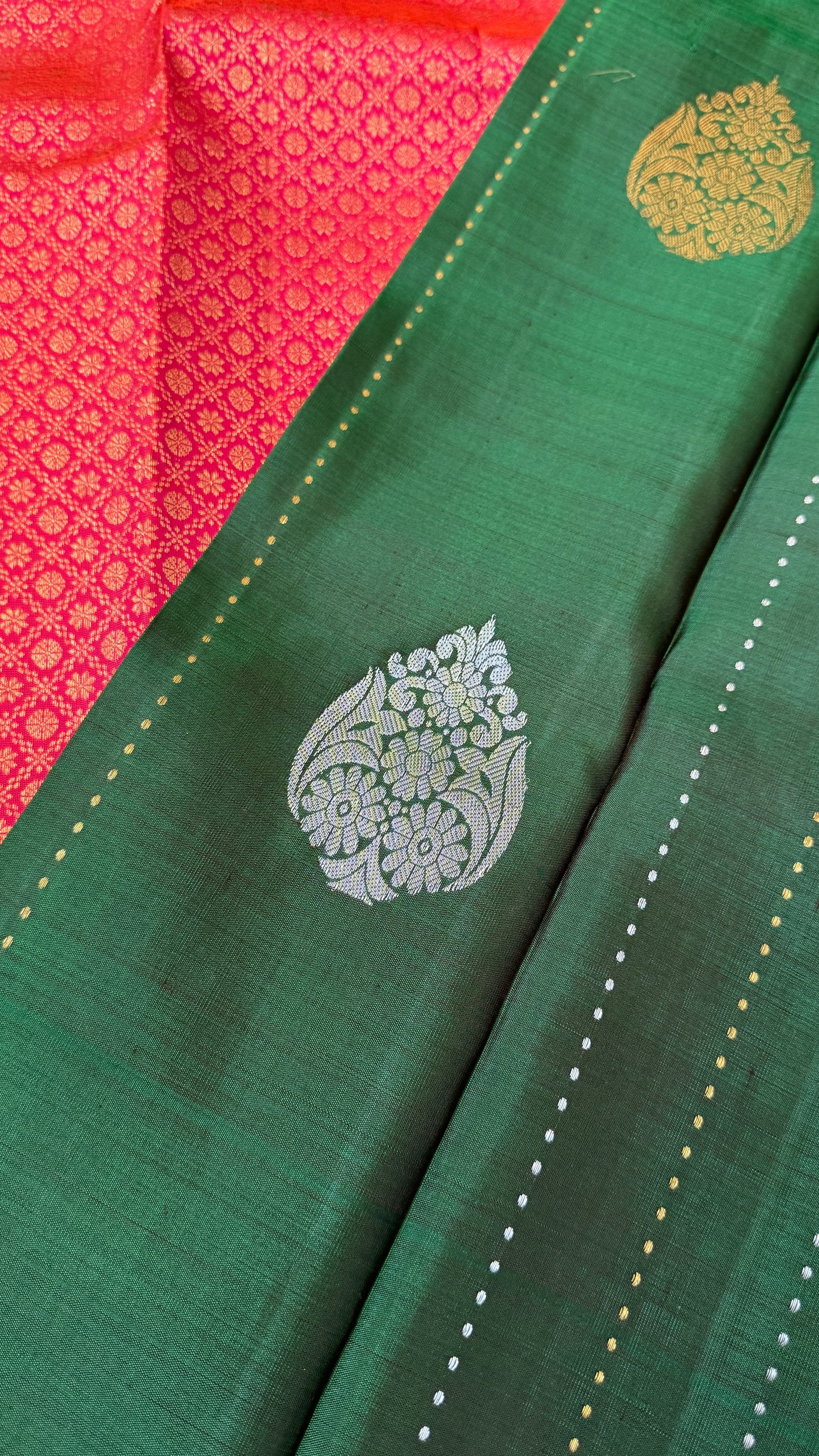 Kanchivaram Pure Silk Handloom Borderless Saree – Bottle Green with Dual-Tone Pallu