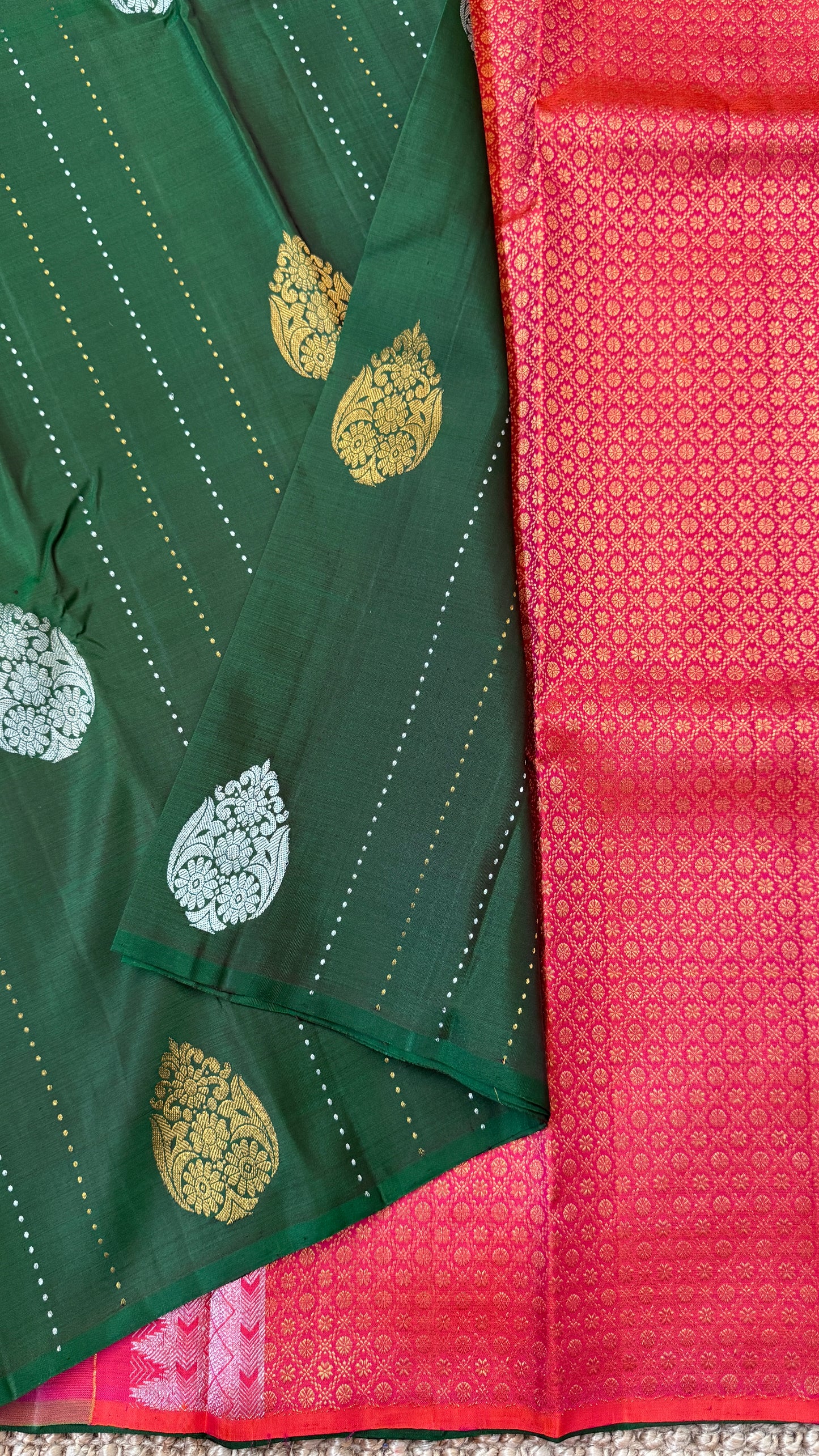 Kanchivaram Pure Silk Handloom Borderless Saree – Bottle Green with Dual-Tone Pallu