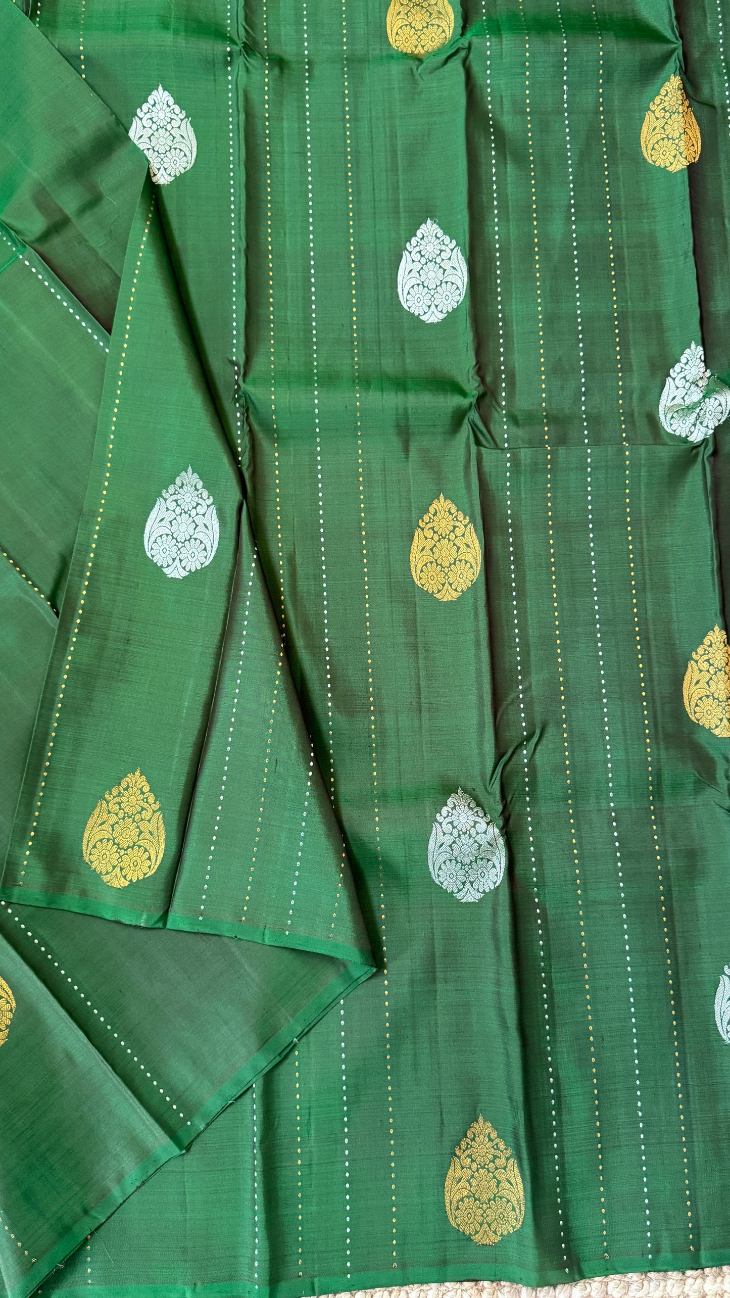 Kanchivaram Pure Silk Handloom Borderless Saree – Bottle Green with Dual-Tone Pallu