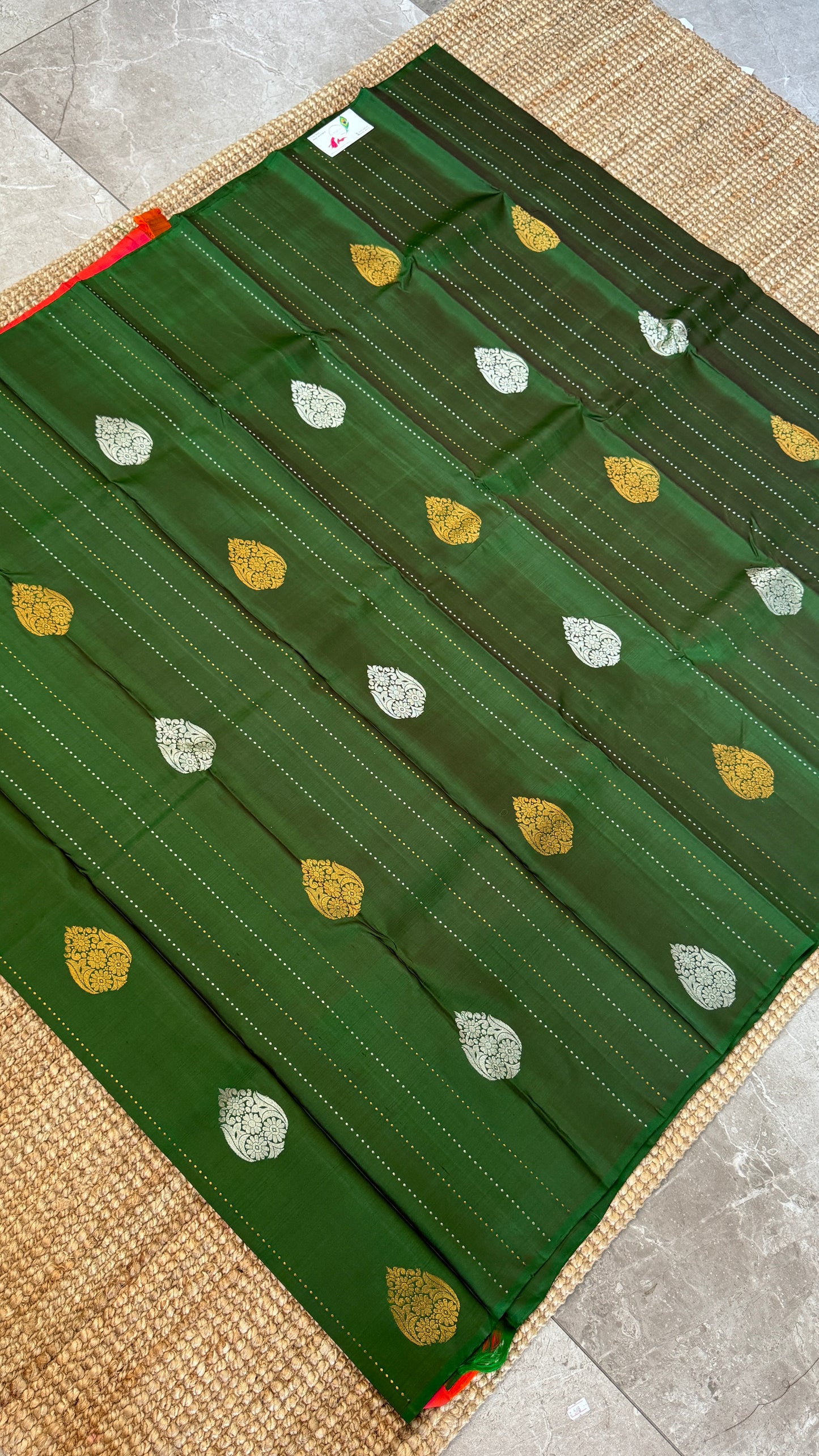Kanchivaram Pure Silk Handloom Borderless Saree – Bottle Green with Dual-Tone Pallu