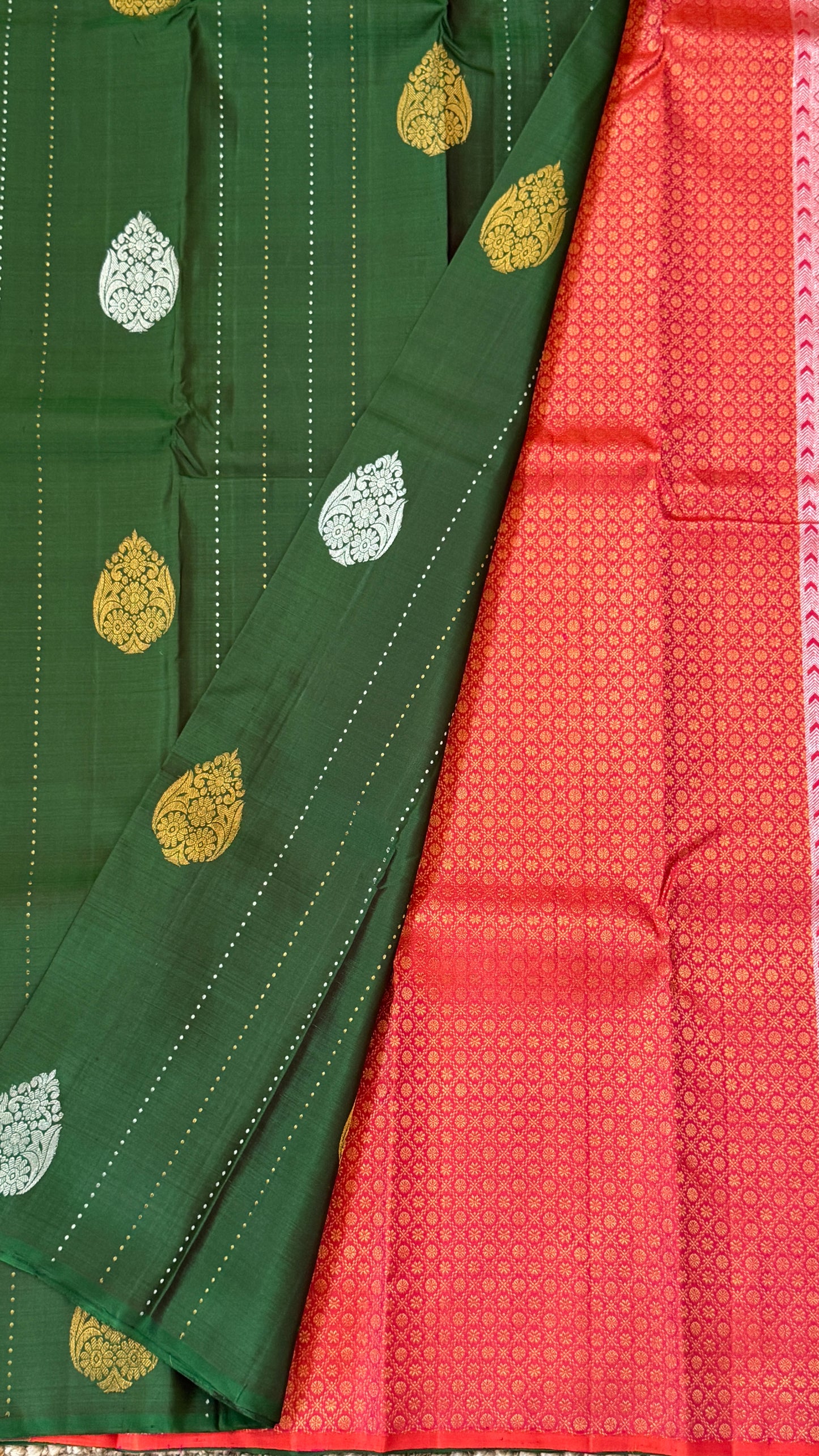 Kanchivaram Pure Silk Handloom Borderless Saree – Bottle Green with Dual-Tone Pallu