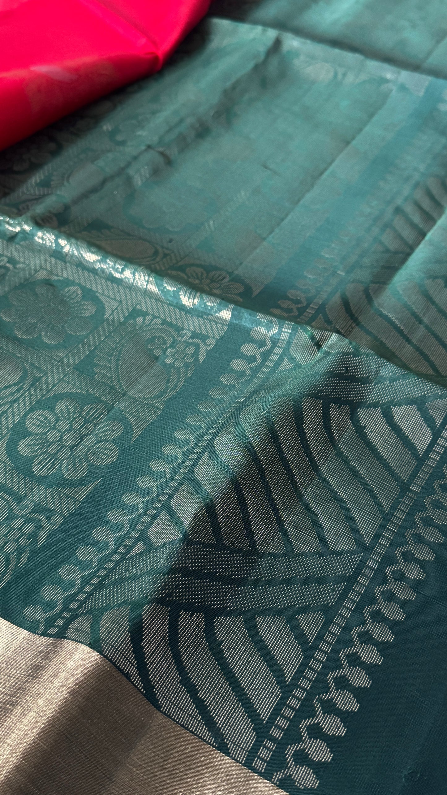 KANCHIVARAM PURE SOFT SILK HANDLOOM SAREE – Red with Bottle Green Pallu