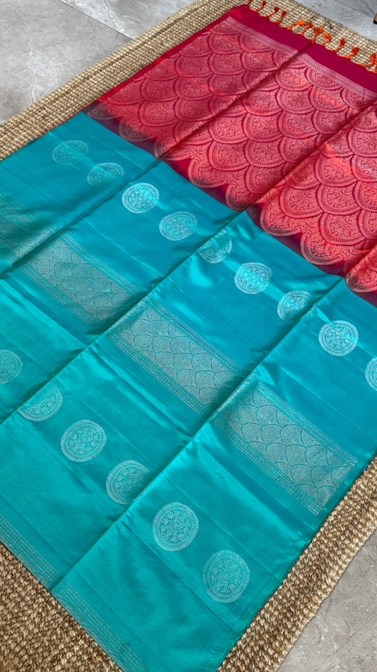 Pure Kanjivaram Soft Silk Borderless Saree β Copper Sulphate Blue with Dual Tone Pallu