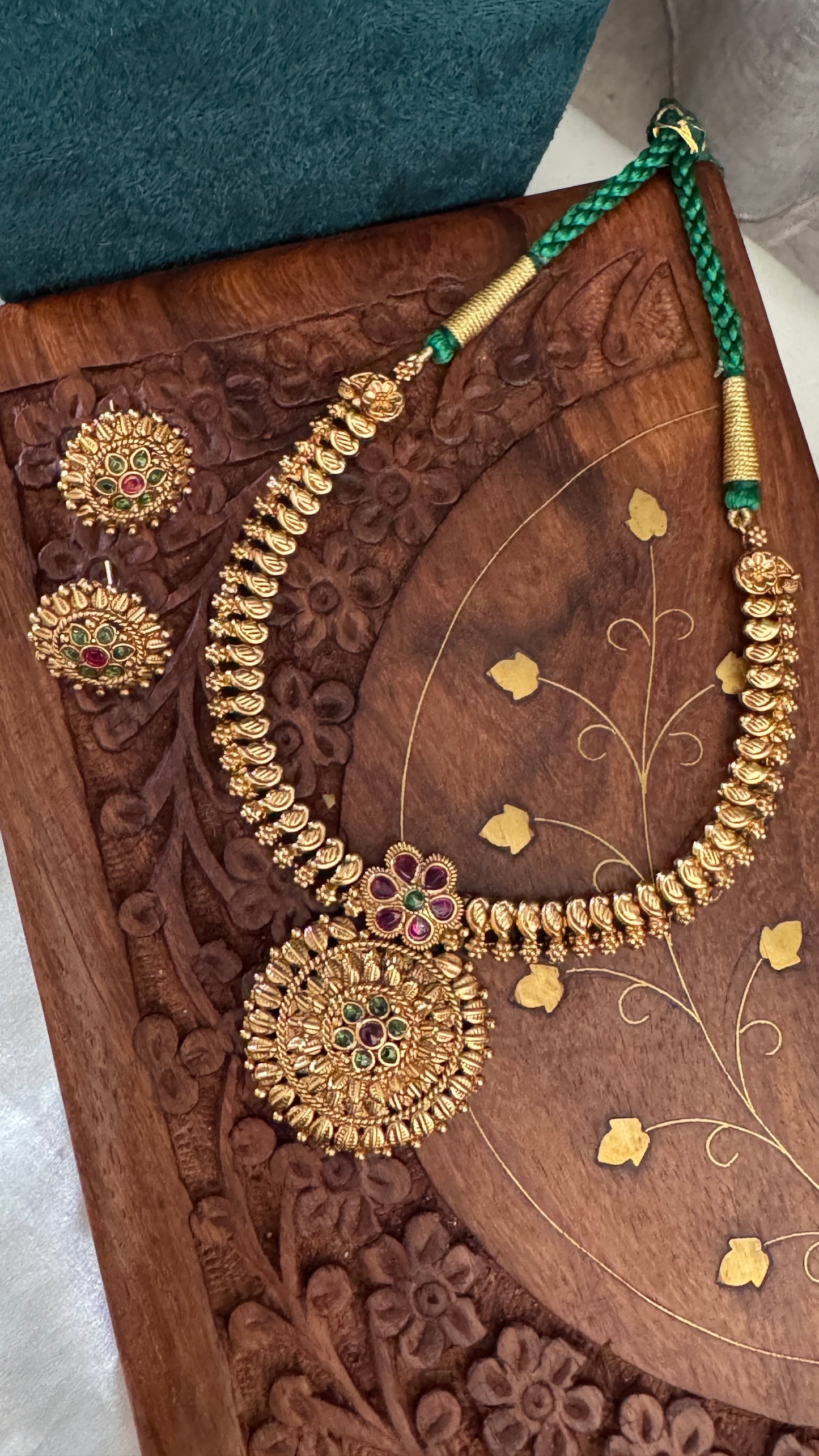 Traditional Antique-Style Necklace Set
