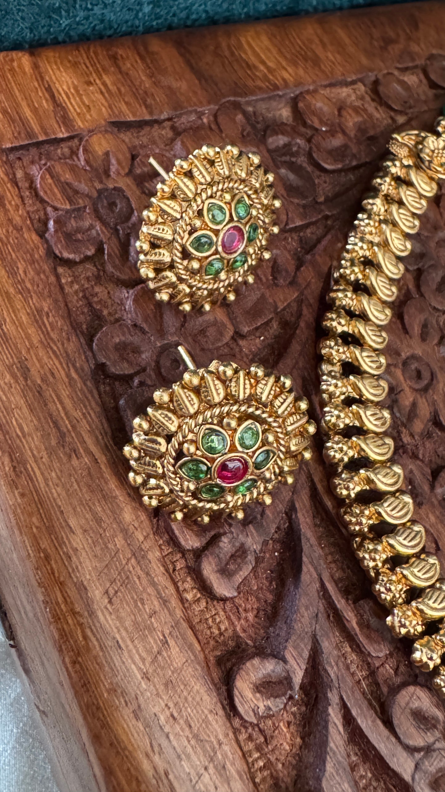 Traditional Antique-Style Necklace Set