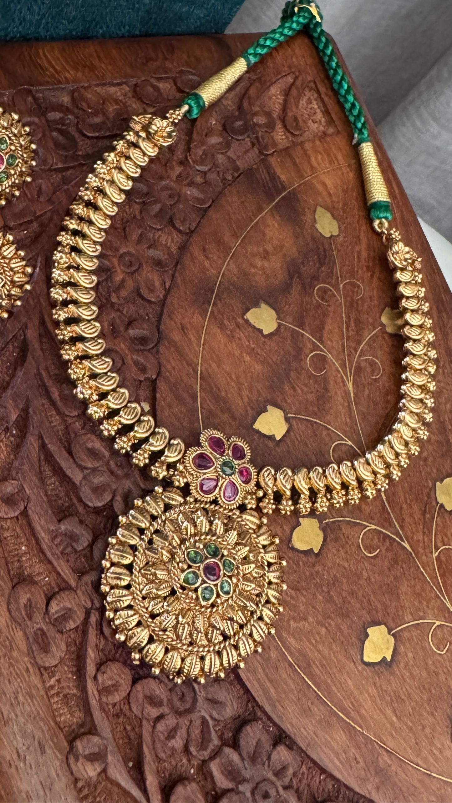 Traditional Antique-Style Necklace Set