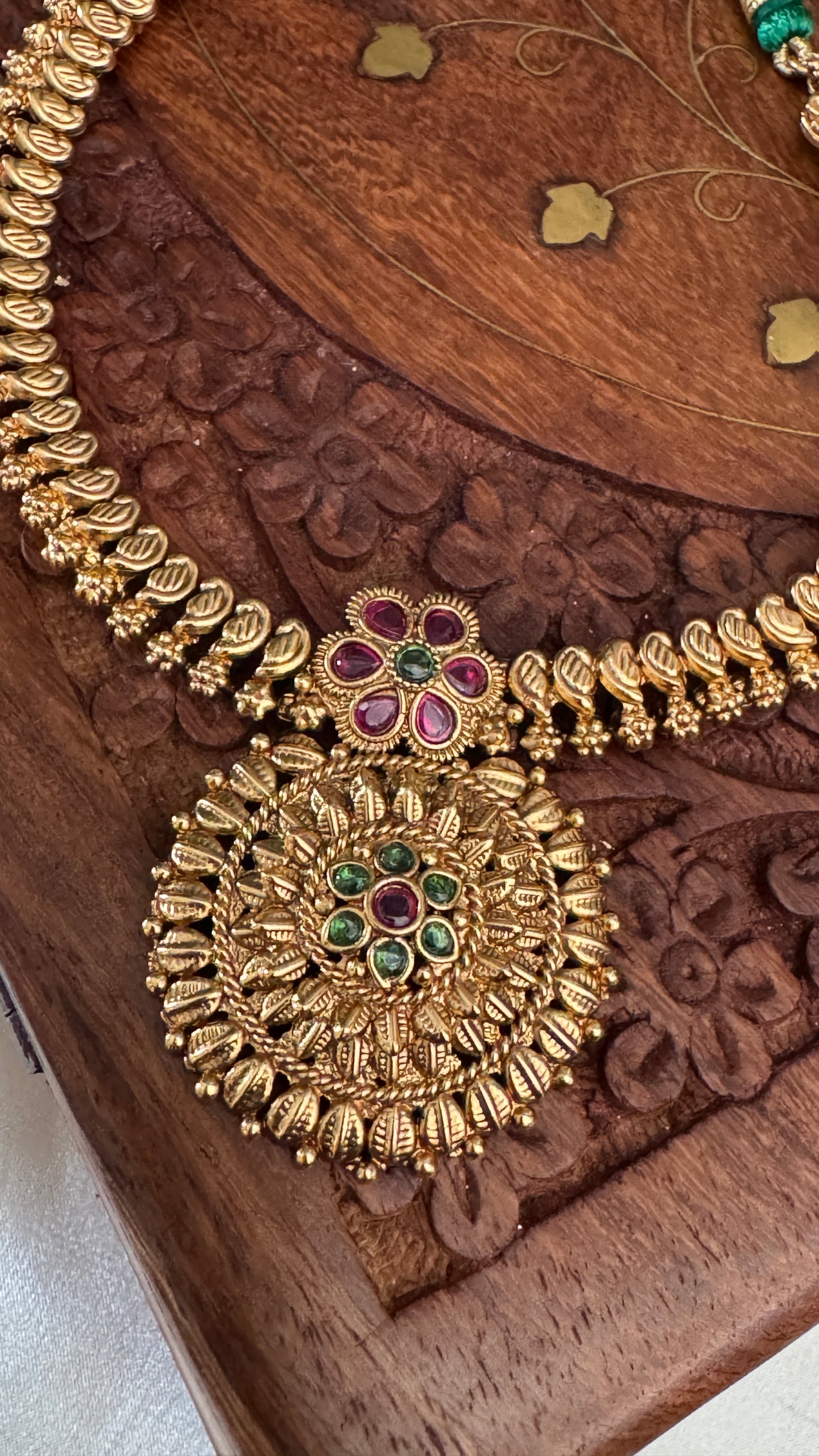 Traditional Antique-Style Necklace Set