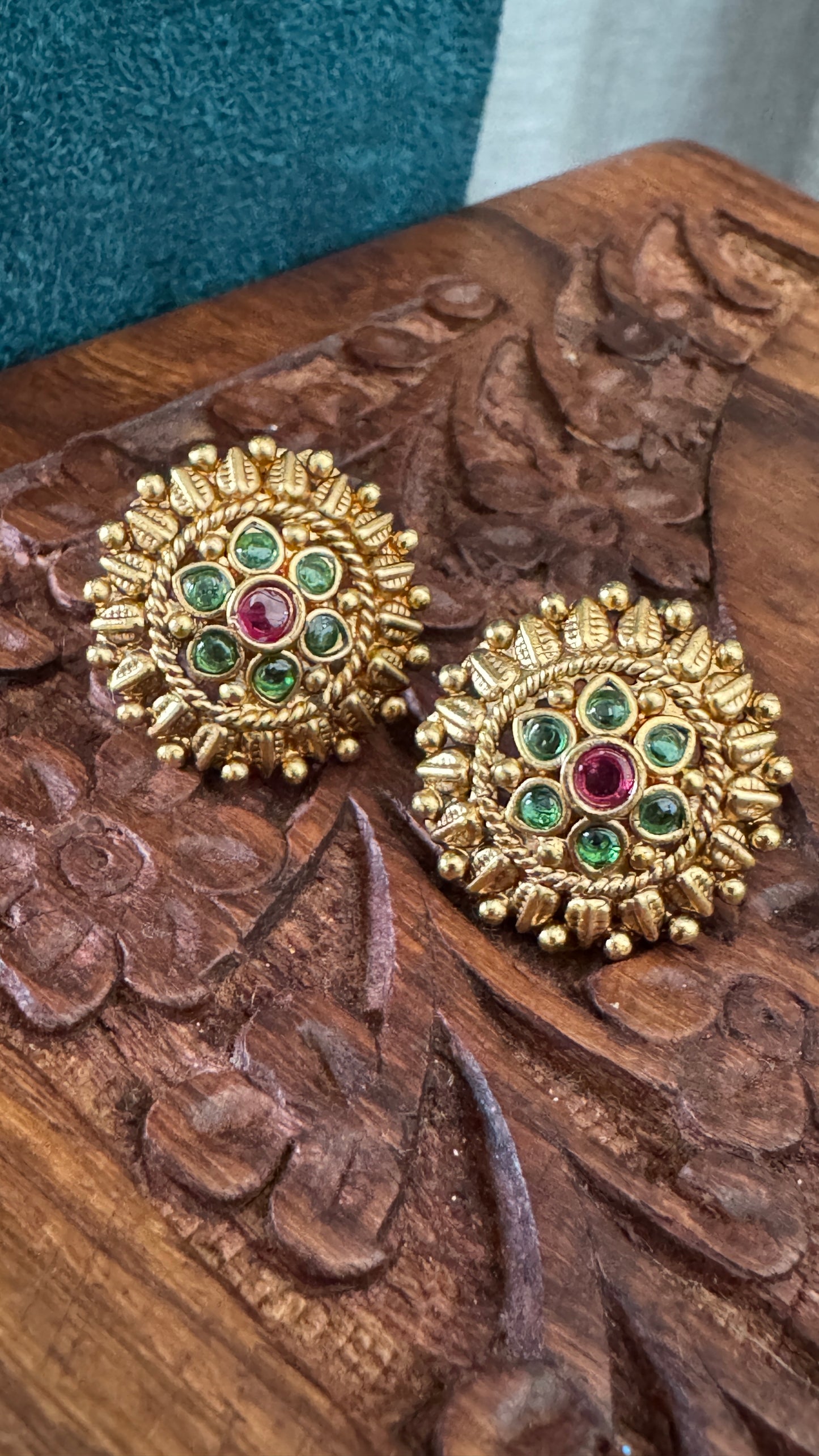 Traditional Antique-Style Necklace Set