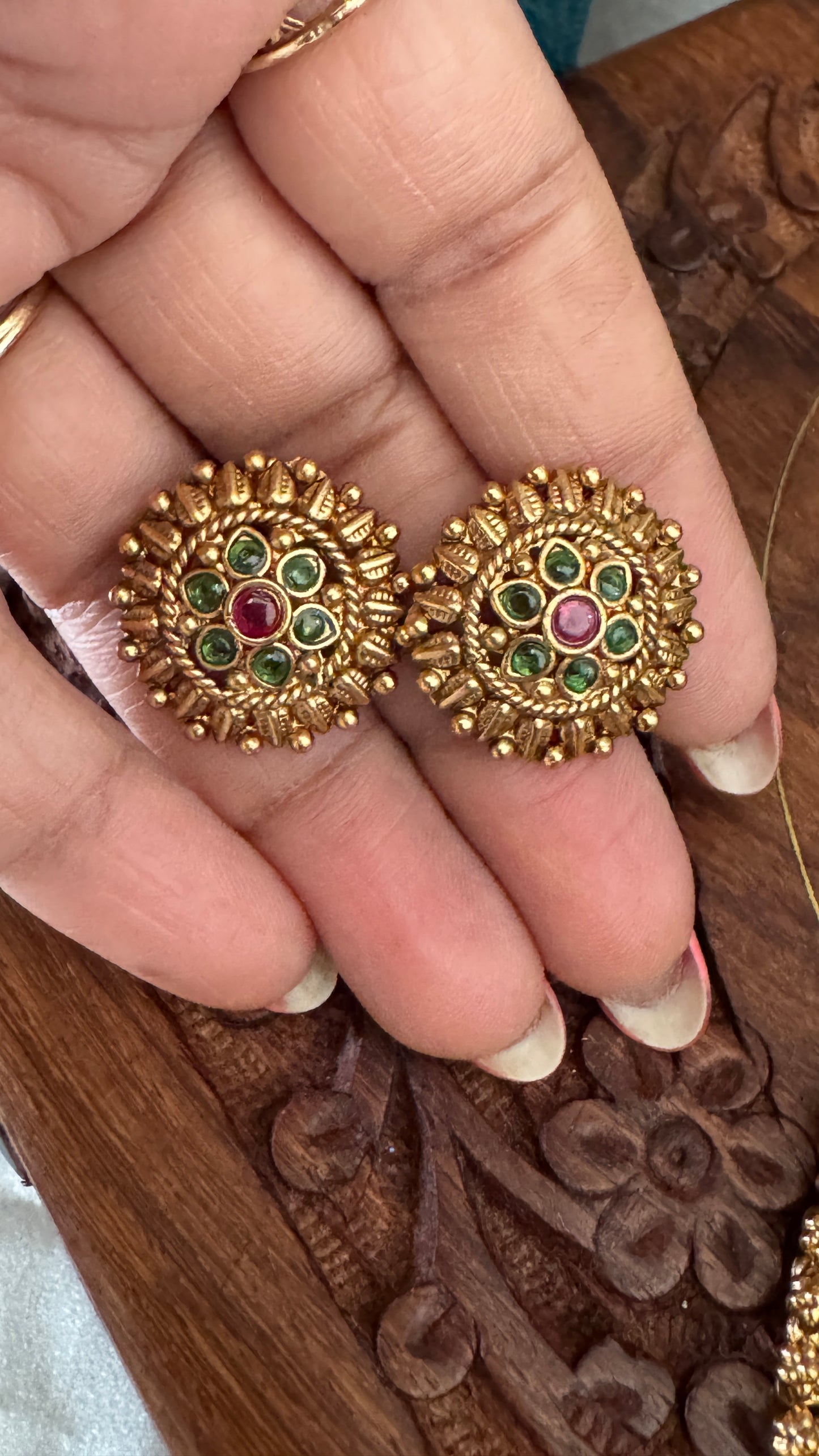 Traditional Antique-Style Necklace Set