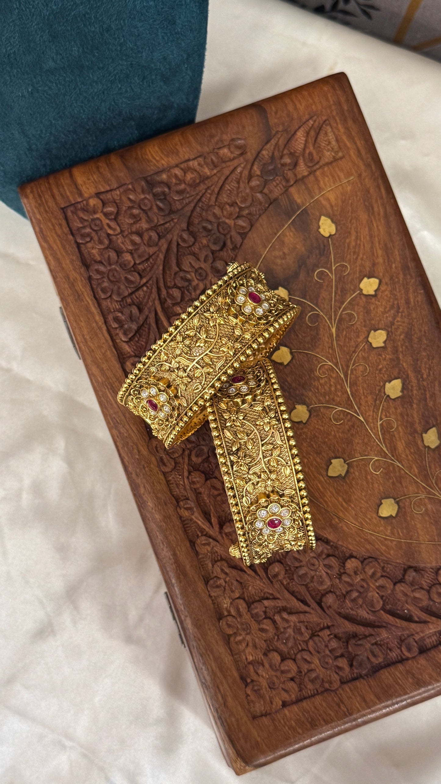 Antique gold plated Kundan Bangle Set