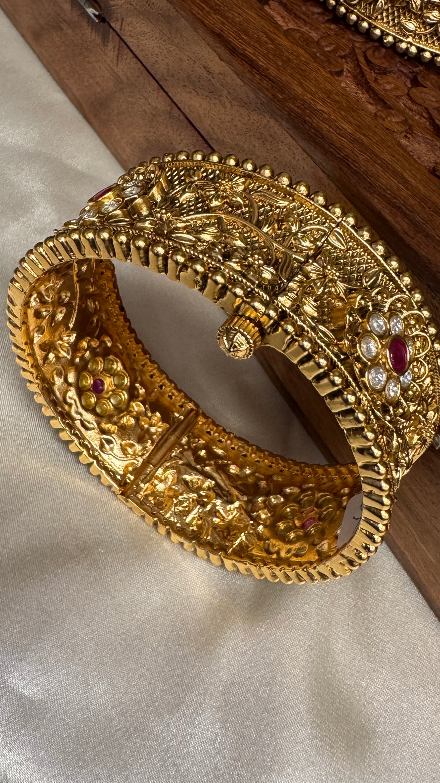 Antique gold plated Kundan Bangle Set