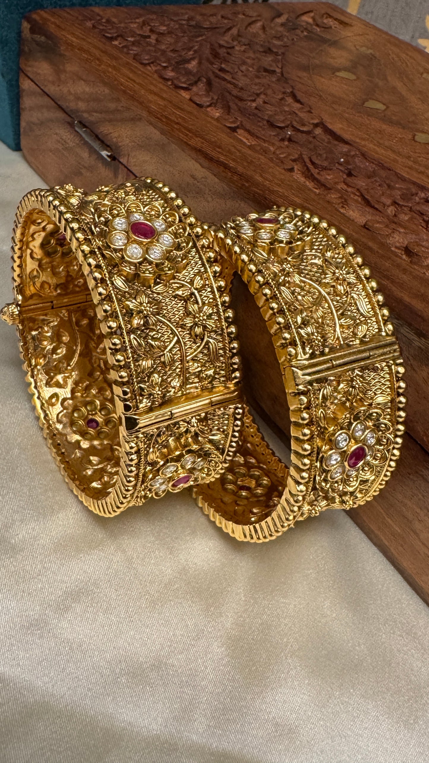 Antique gold plated Kundan Bangle Set