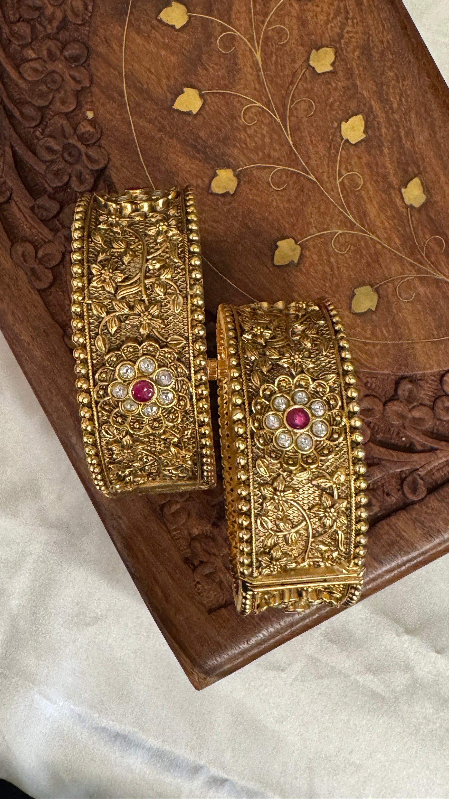 Antique gold plated Kundan Bangle Set