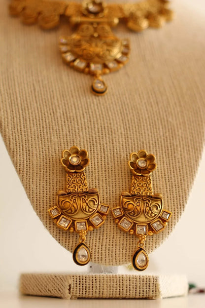 Gorgeous Matt gold necklace set with white stone details