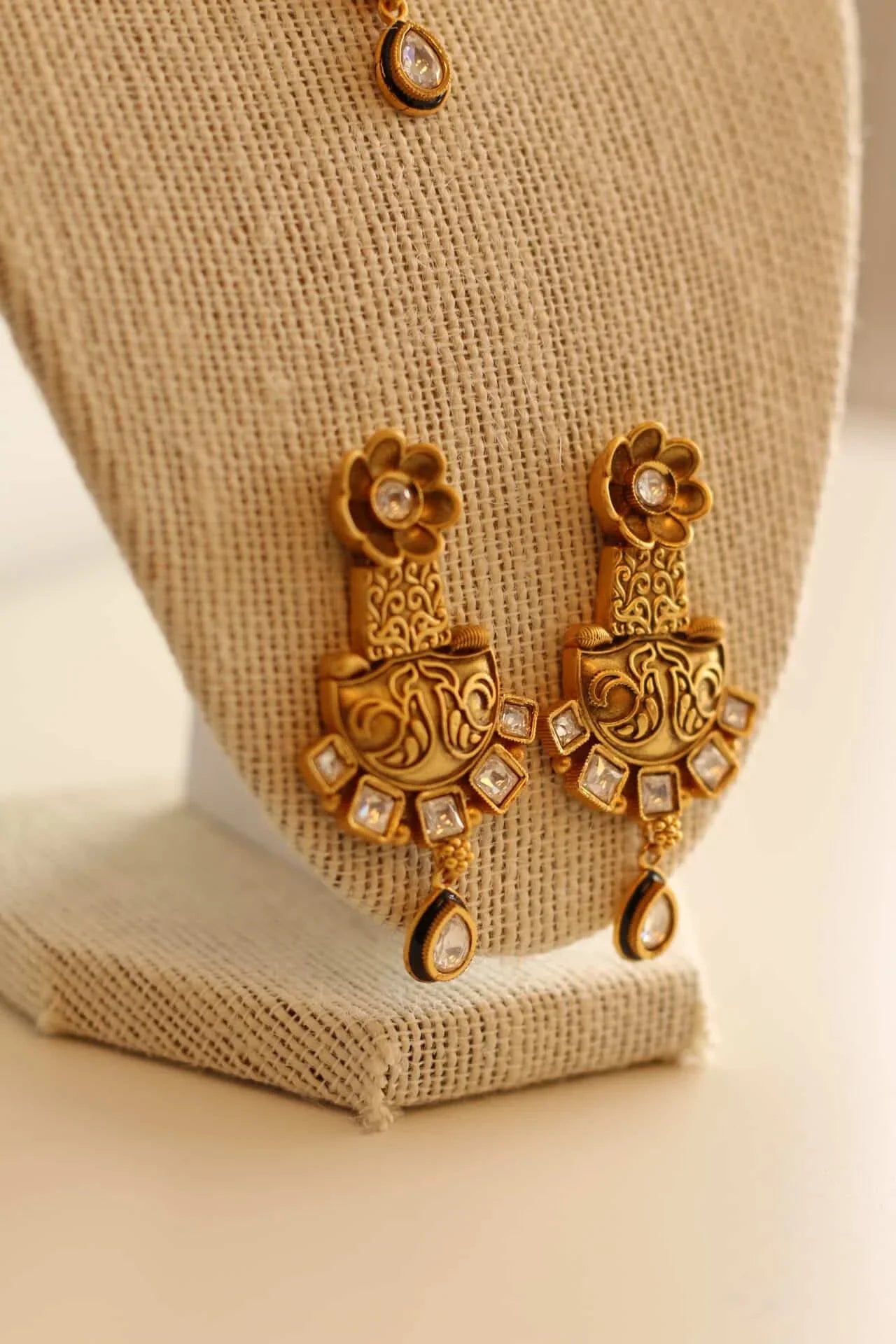 Gorgeous Matt gold necklace set with white stone details