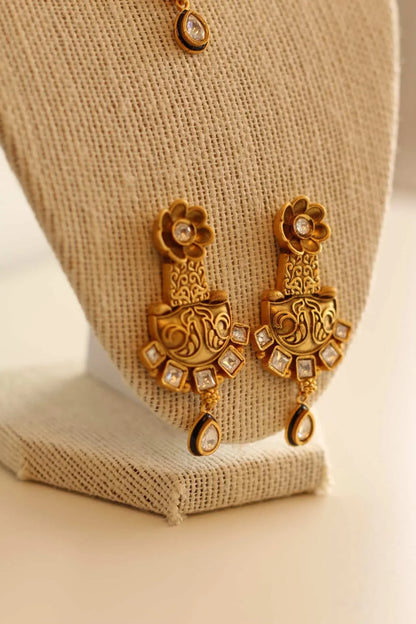Gorgeous Matt gold necklace set with white stone details
