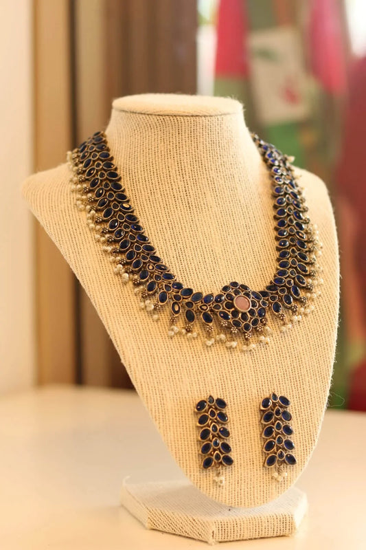 Elegant navy blue necklace with pearl details