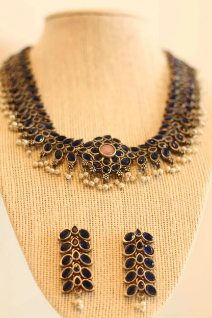 Elegant navy blue necklace with pearl details