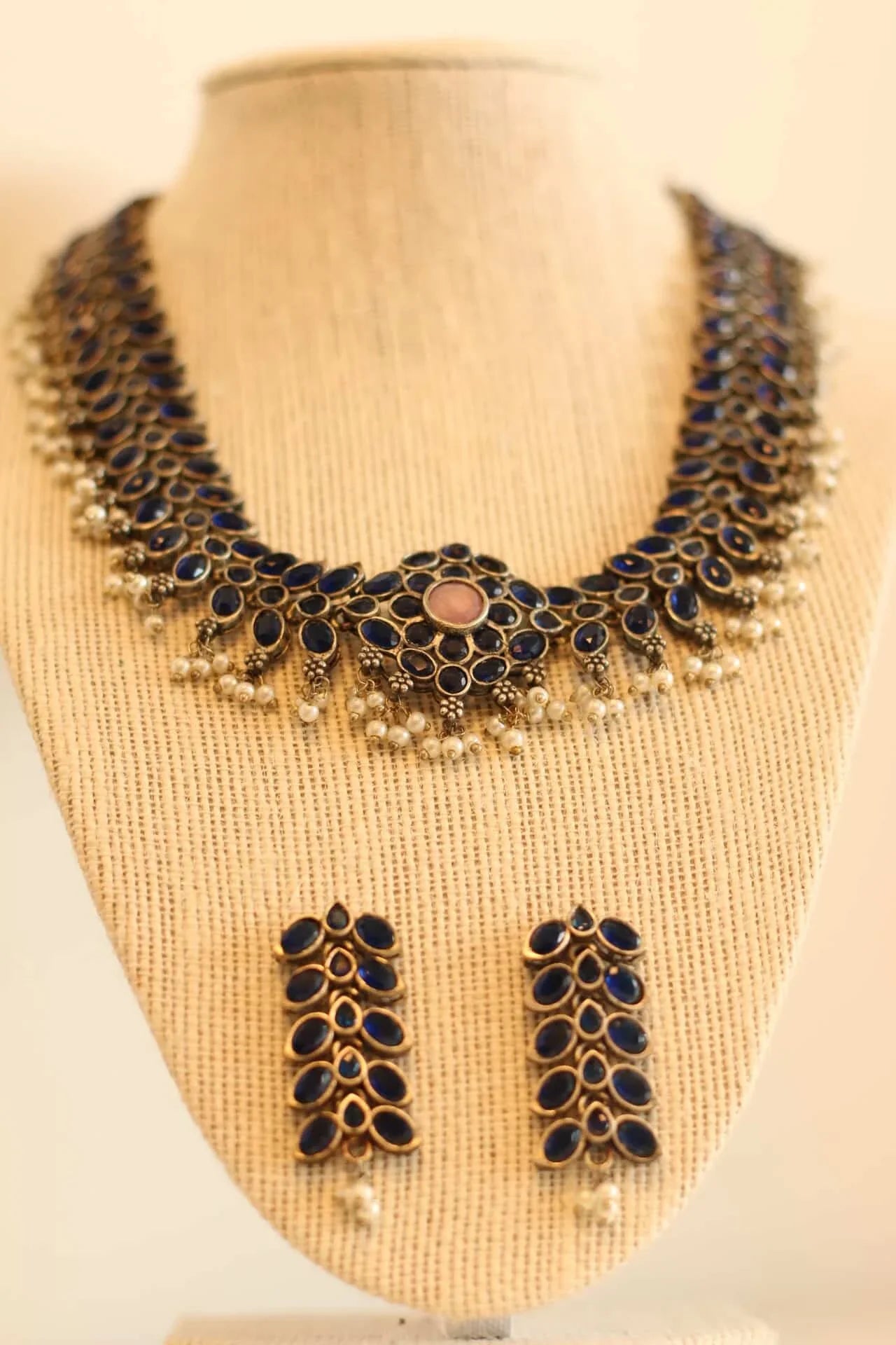 Elegant navy blue necklace with pearl details