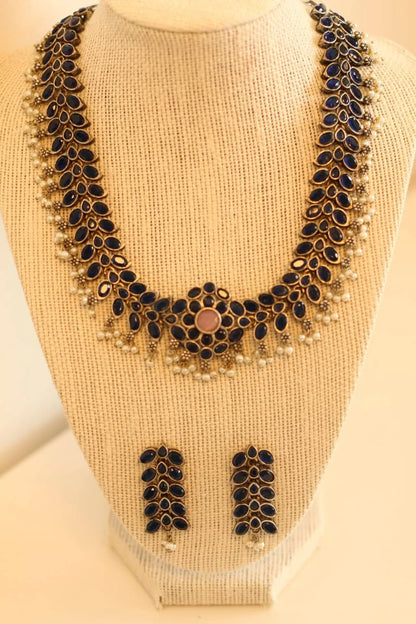 Elegant navy blue necklace with pearl details