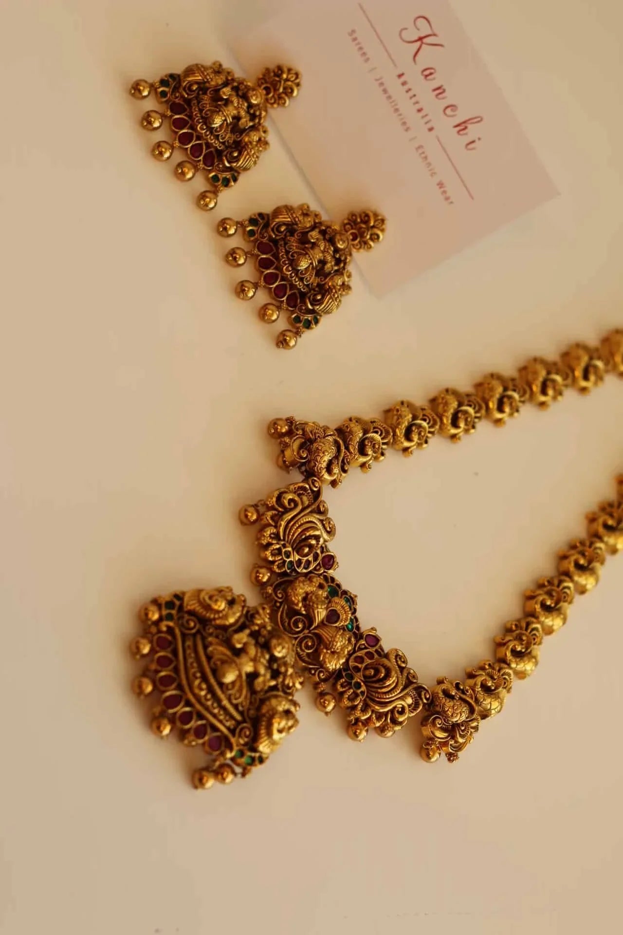 Long Bridal Temple Jewellery Haar with emerald,and ruby color stone details.