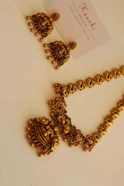 Long Bridal Temple Jewellery Haar with emerald,and ruby color stone details.
