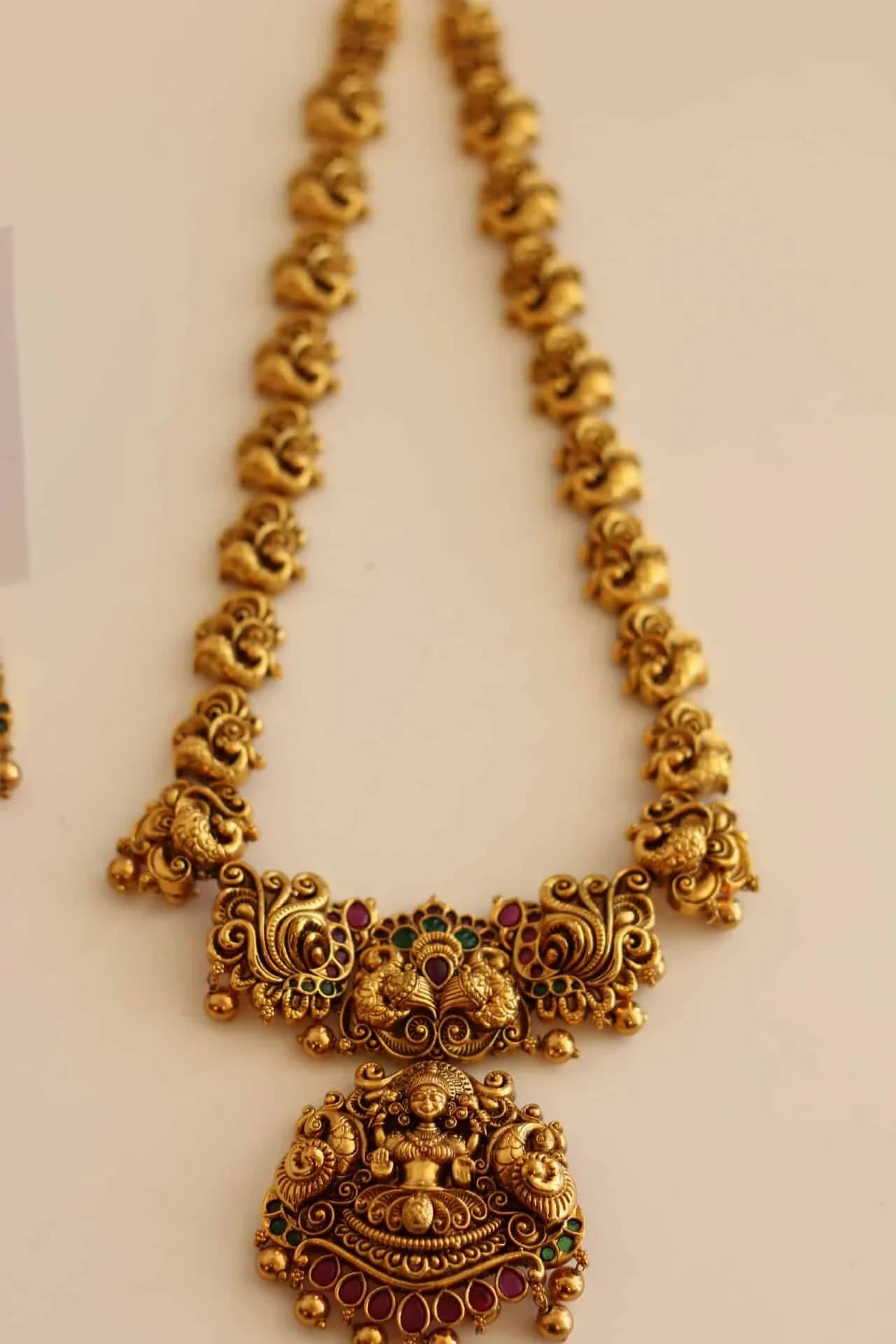 Long Bridal Temple Jewellery Haar with emerald,and ruby color stone details.