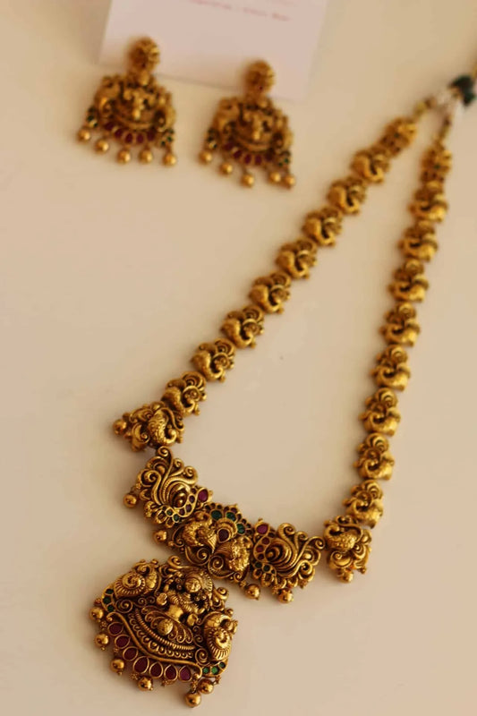 Long Bridal Temple Jewellery Haar with emerald,and ruby color stone details.