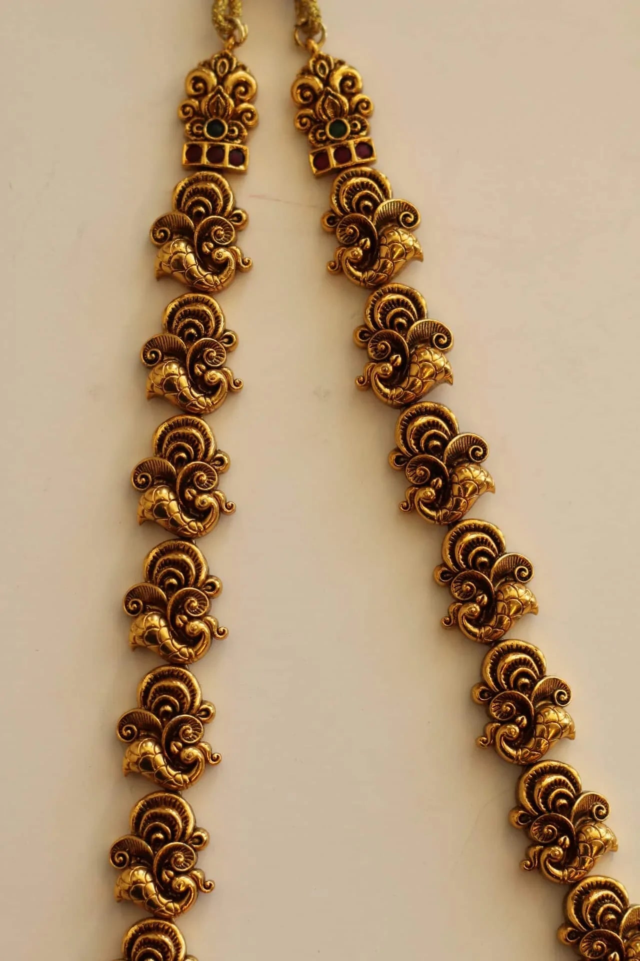 Long Bridal Temple Jewellery Haar with emerald,and ruby color stone details.