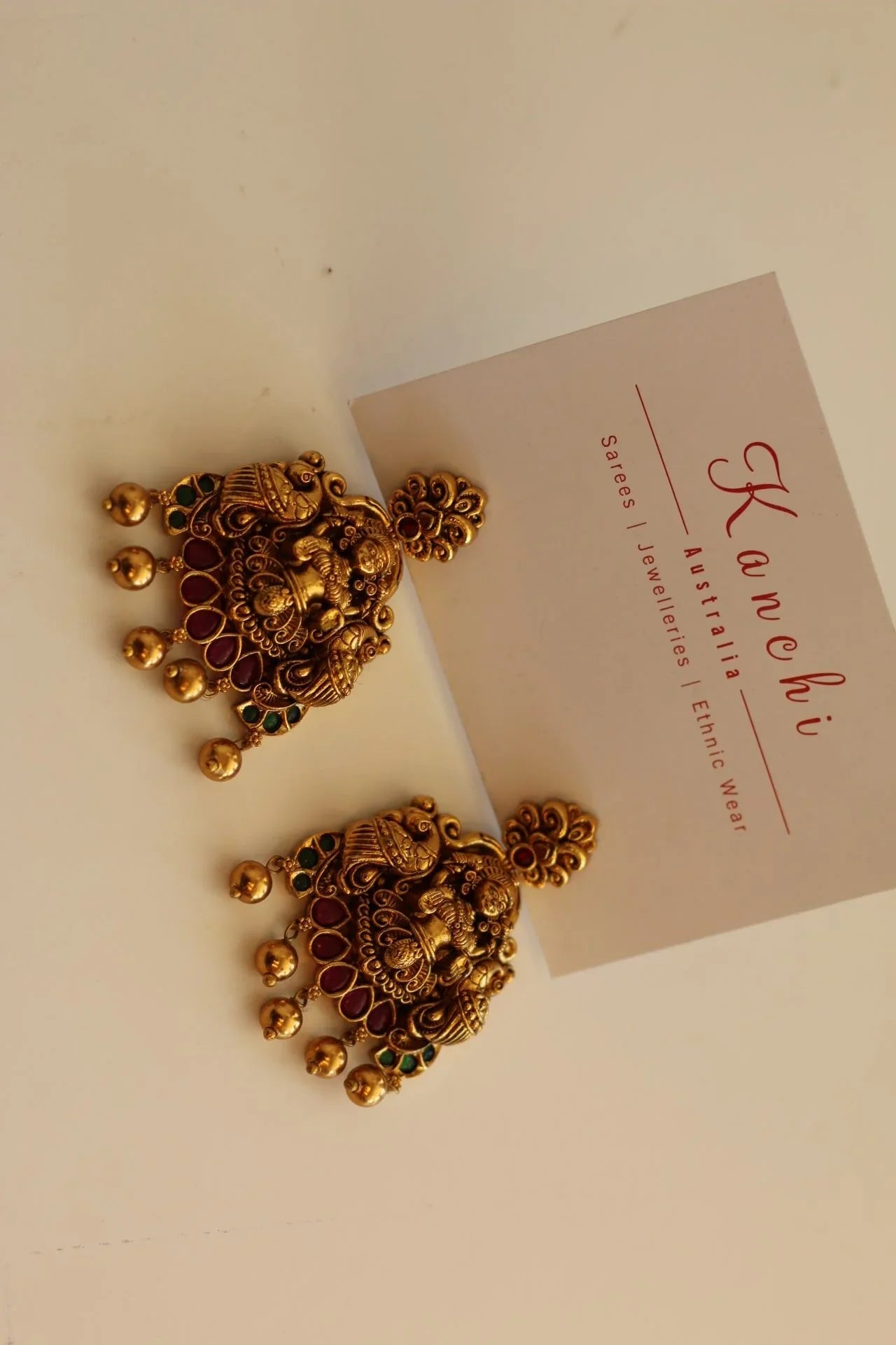 Long Bridal Temple Jewellery Haar with emerald,and ruby color stone details.