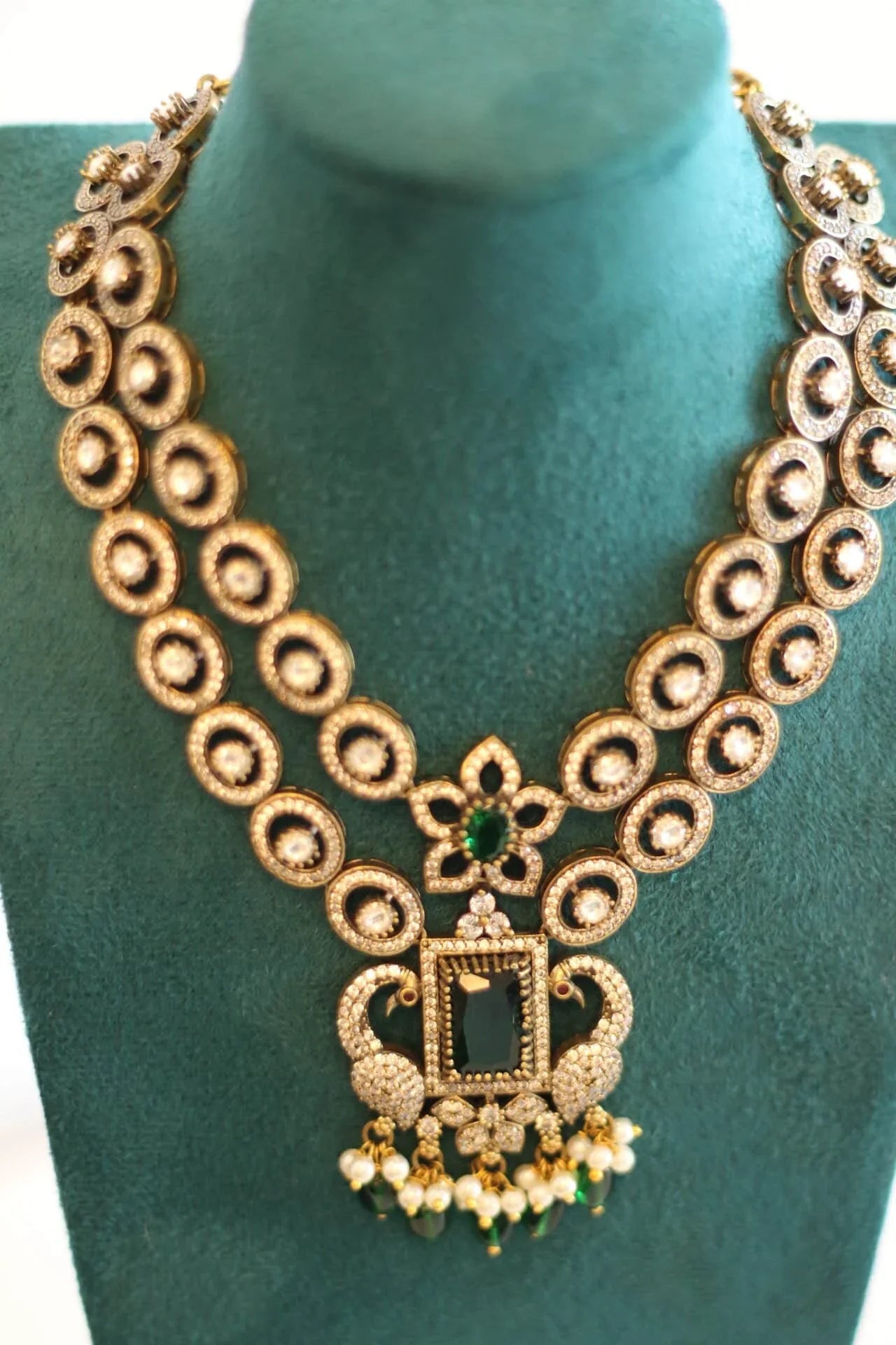 A1-Premium Victorian design necklace set with emerald green stones
