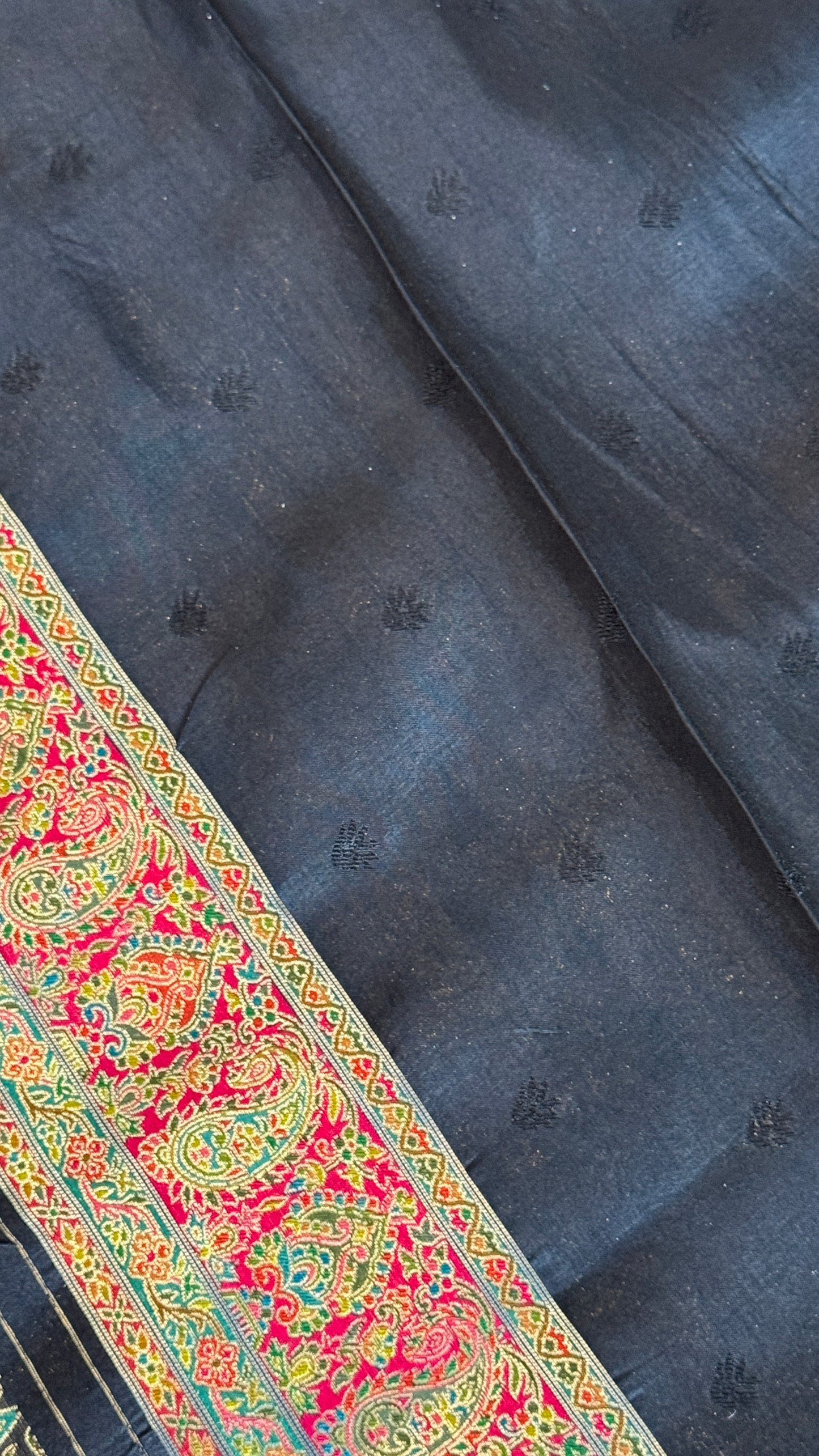 A Kashmiri Pashmina Banarasi Handwoven Floral Saree - Black