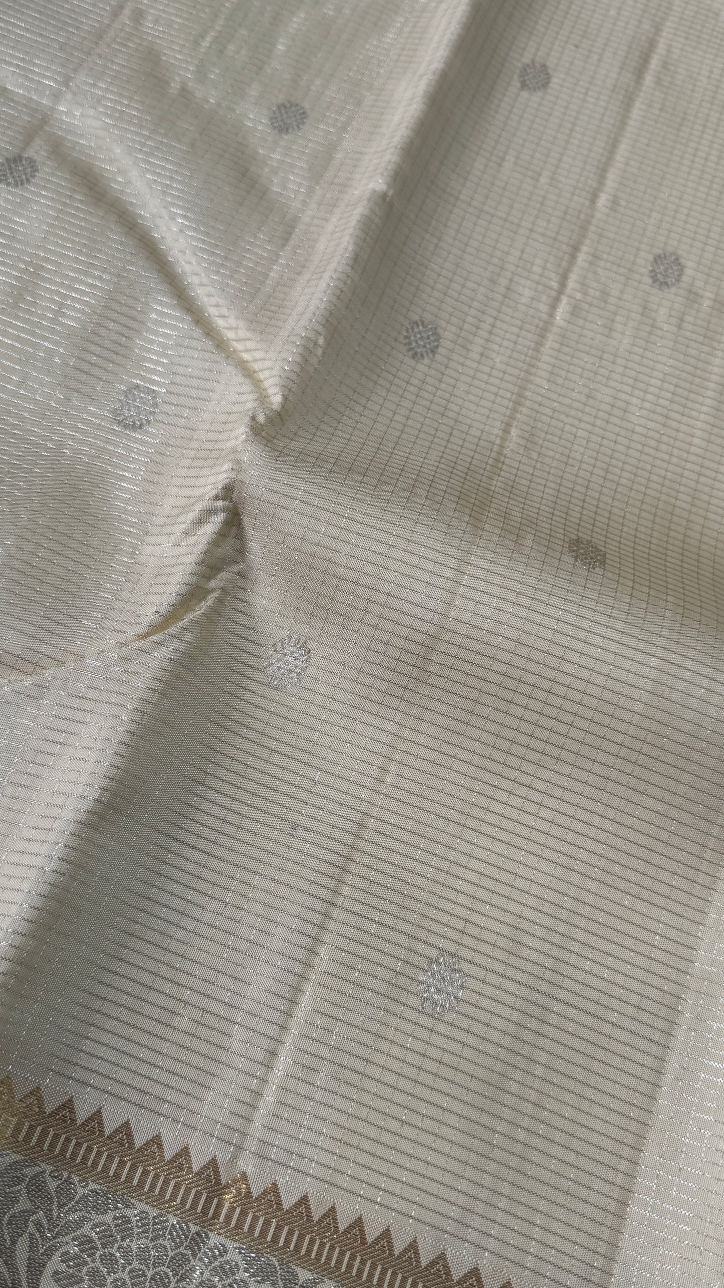 KANJIVARAM PURE SILK SAREE – Checkered Bridal Saree in Beige/Ivory Color