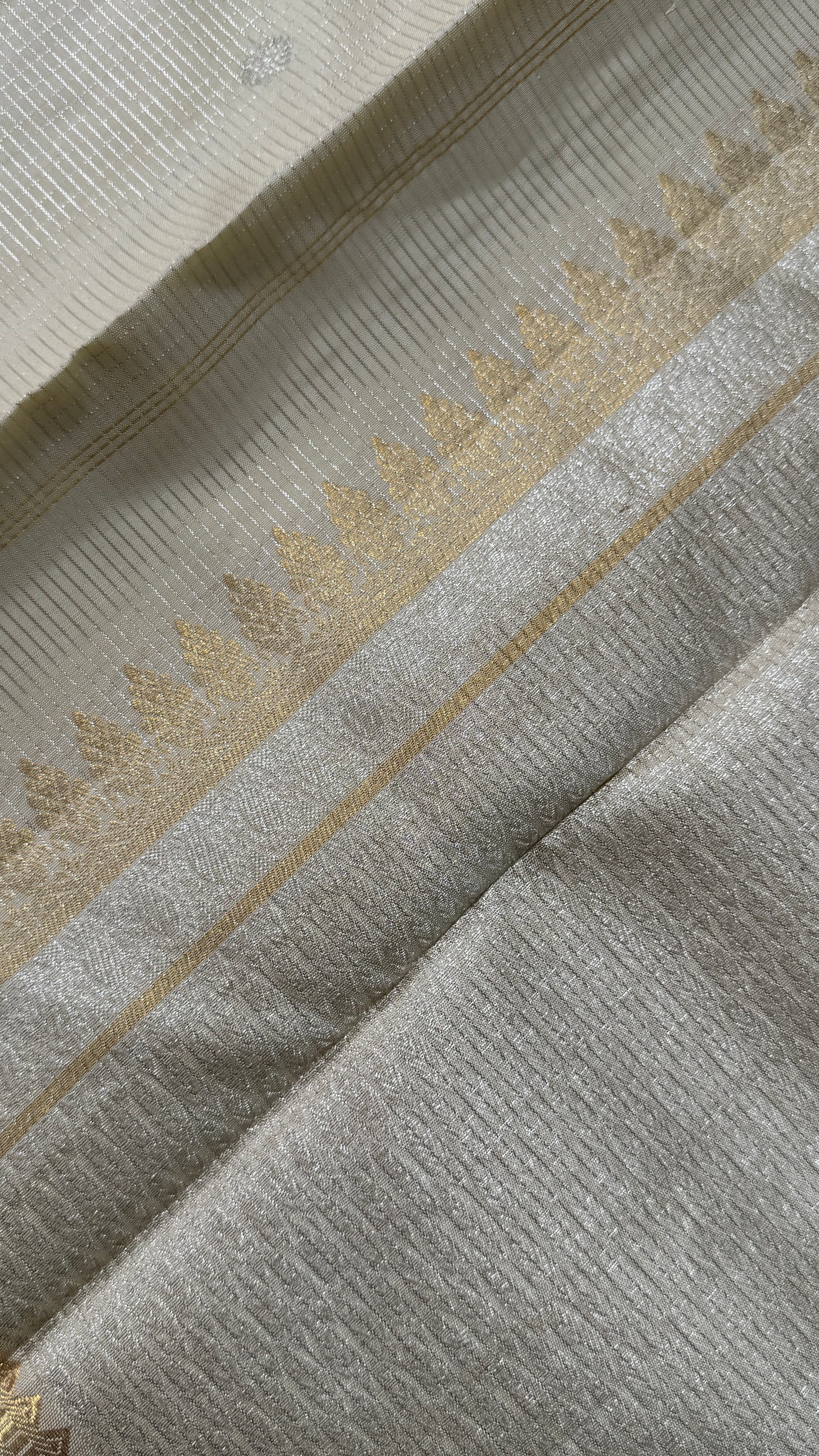 KANJIVARAM PURE SILK SAREE – Checkered Bridal Saree in Beige/Ivory Color