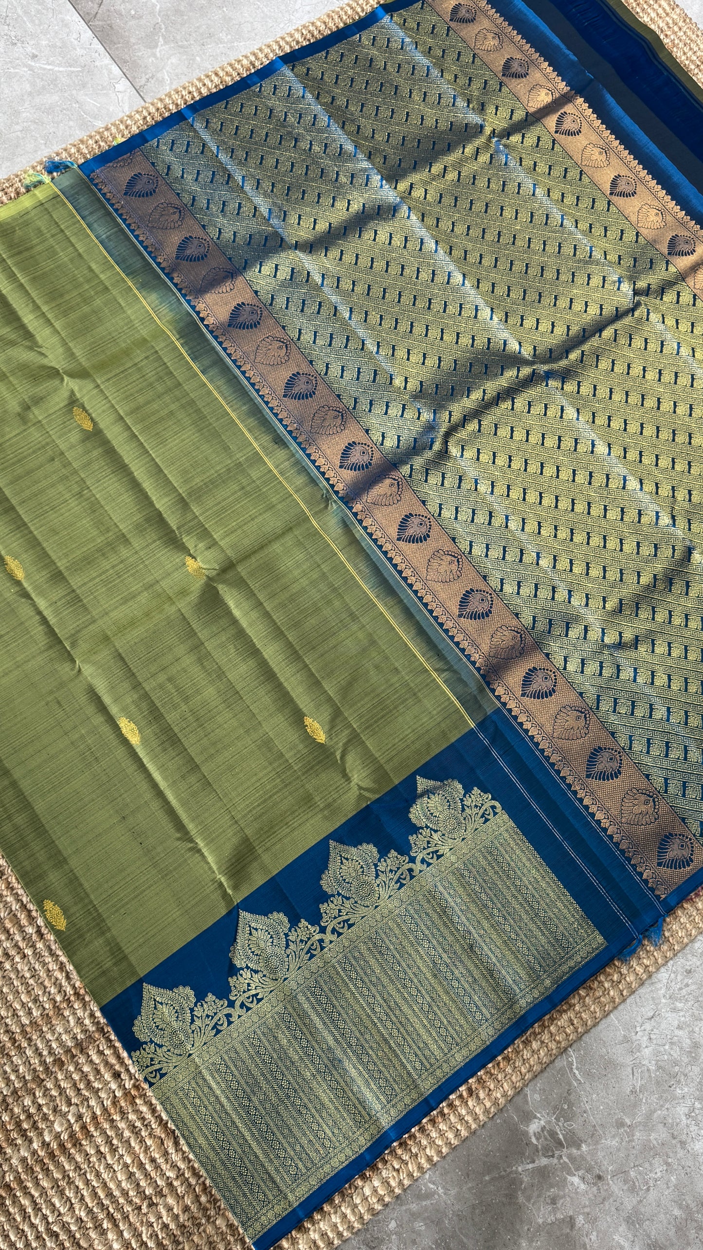 KANJIVARAM PURE SILK HANDLOOM SAREE – GREYISH GREEN WITH CONTRAST BLUE PALLU