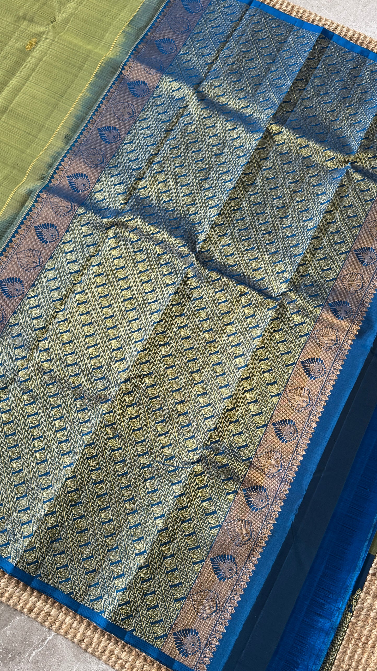 KANJIVARAM PURE SILK HANDLOOM SAREE – GREYISH GREEN WITH CONTRAST BLUE PALLU